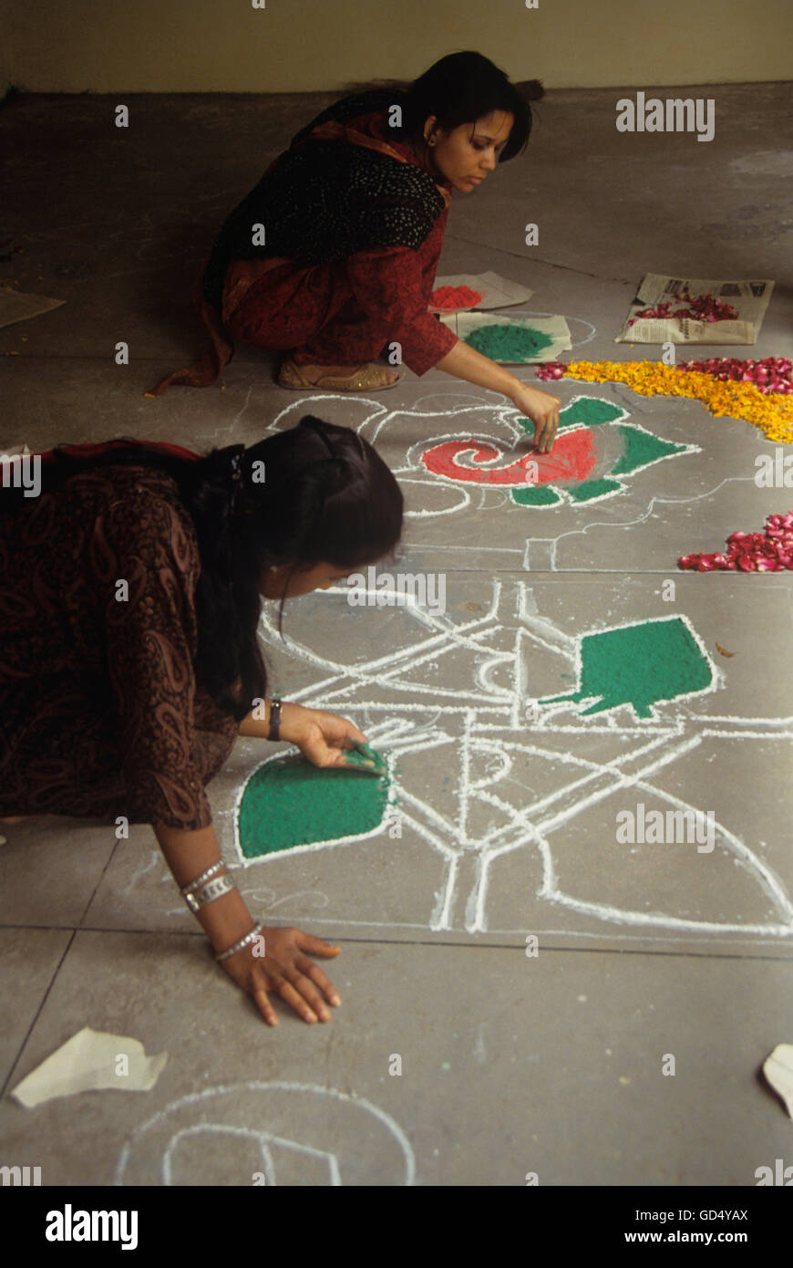 Frauen machen rangolis Stockfoto