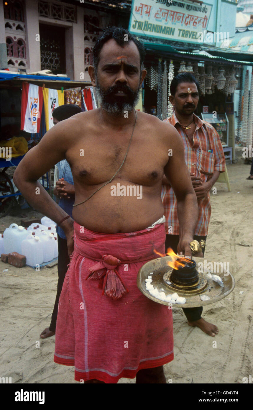 Mit Heiliges Licht, während Pooja Stockfoto