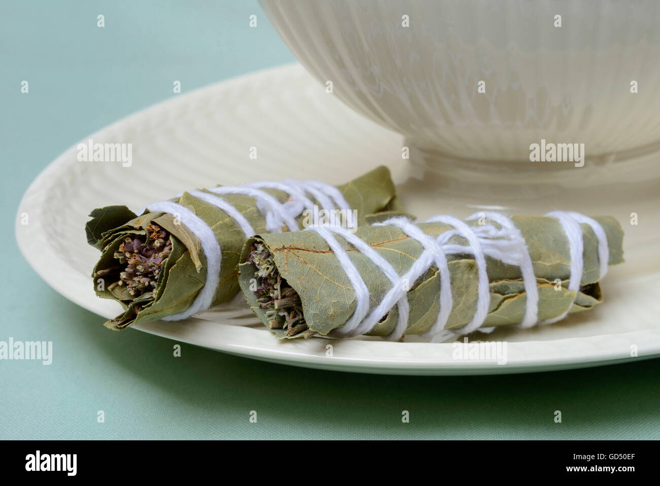 Bouquet Garni, Kraeuterstraeusschen aus Lorbeerblatt, Thymian, Oregano Und Bohnenkraut Stockfoto