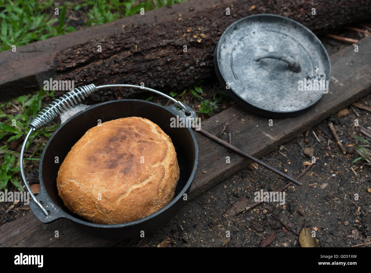 Dämpfer Bierbrot im camp Backofen auf Kohlen gegart Stockfoto