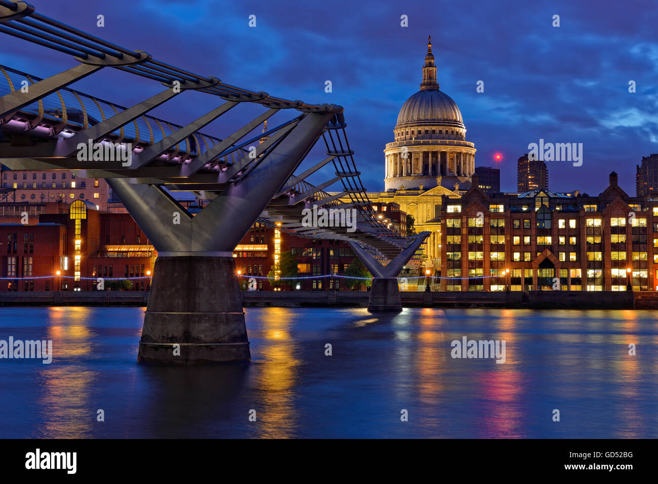 Millennium Bridge und St. Pauls Cathedral in der Abenddämmerung, London, Vereinigtes Königreich. Stockfoto