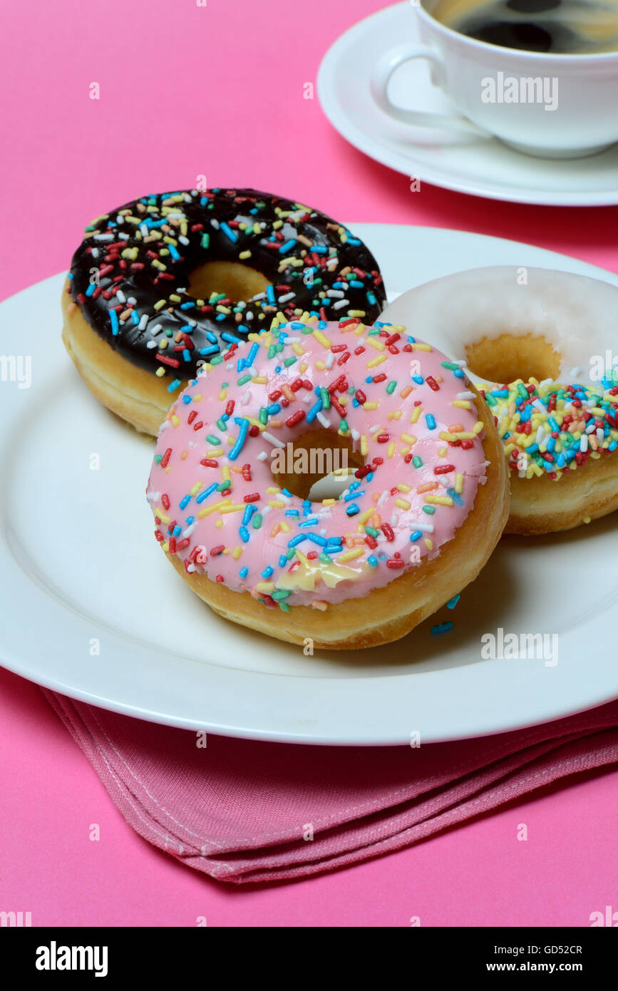 Donuts Auf Teller Und Tasse Kaffee, Suessigkeit, Zuckerguss, Zuckerglasur Stockfoto
