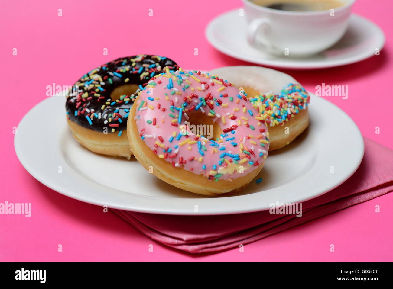 Donuts Auf Teller Und Tasse Kaffee, Suessigkeit, Zuckerguss, Zuckerglasur Stockfoto