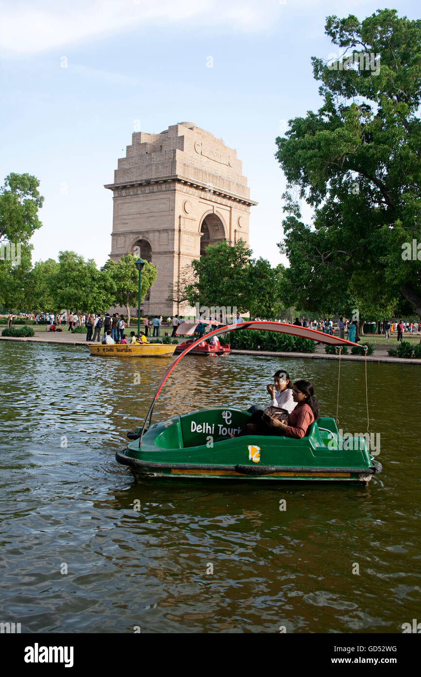 Touristen, die in der Nähe von India Gate Bootfahren Stockfoto