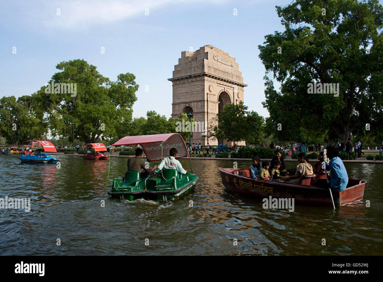 Besucher, die in der Nähe von India Gate Bootfahren Stockfoto