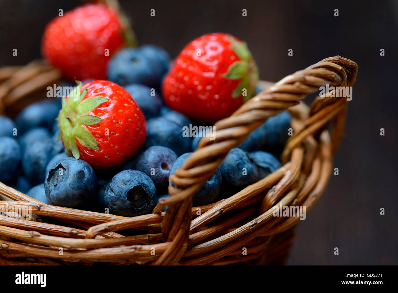 Erdbeeren und Heidelbeeren, Fragaria X ananassa, Vaccinium myrtillus Stockfoto