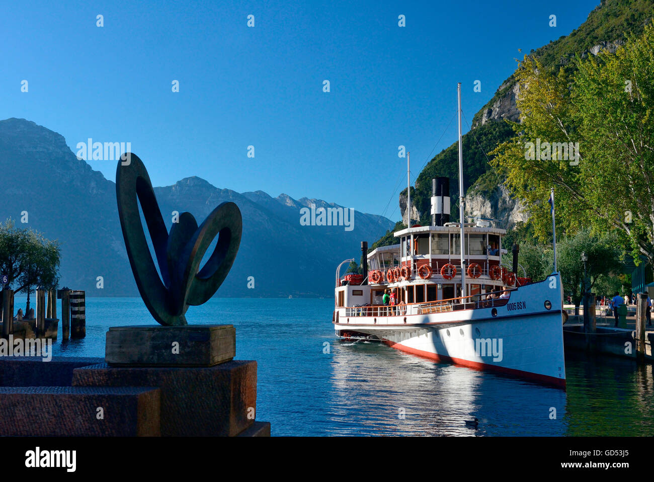 Hafen, Riva del Garda Mit Ausflugsschiff, Gardasee, Garda-See, Trentino, Provinz Trient, Italien Stockfoto