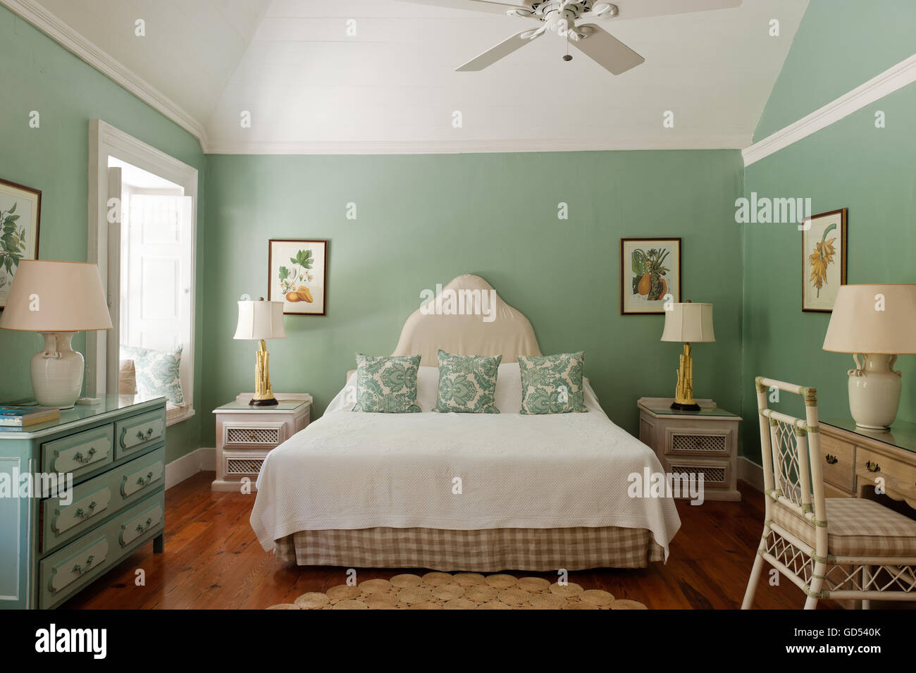 Pastell Grün Zimmer mit passenden Nachttischlampen in Leamington Haus Kolonialvilla, Barbados Stockfoto
