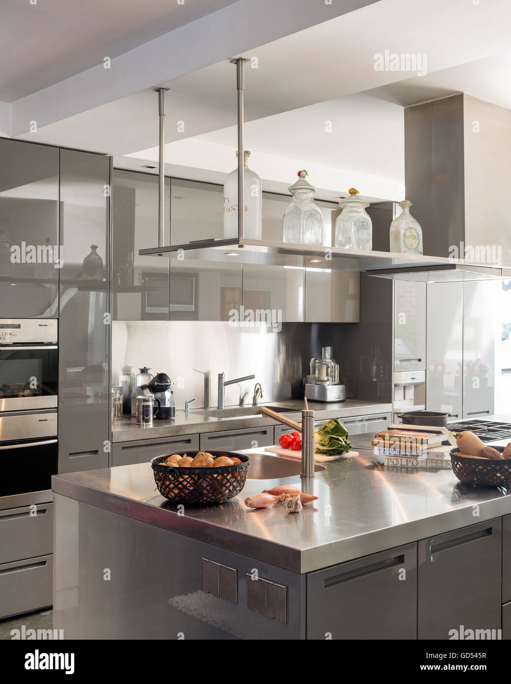 Industriellen Stil Küche mit Edelstahl-Oberflächen Stockfoto