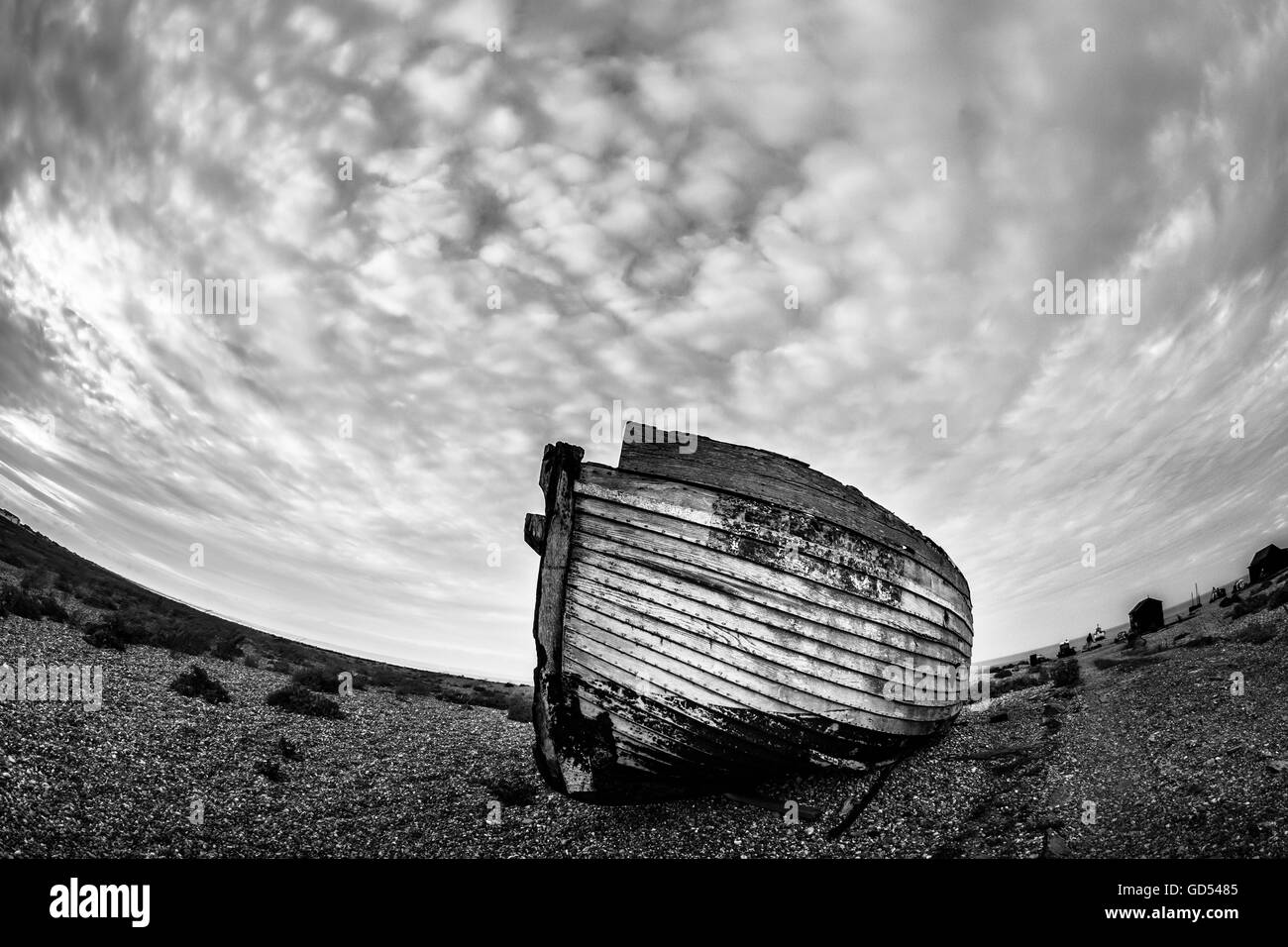 Altes Fischerboot in Dungeness, Kent, UK. Schwarz / weiß Bild, aufgenommen mit einem fisheye-Objektiv Stockfoto