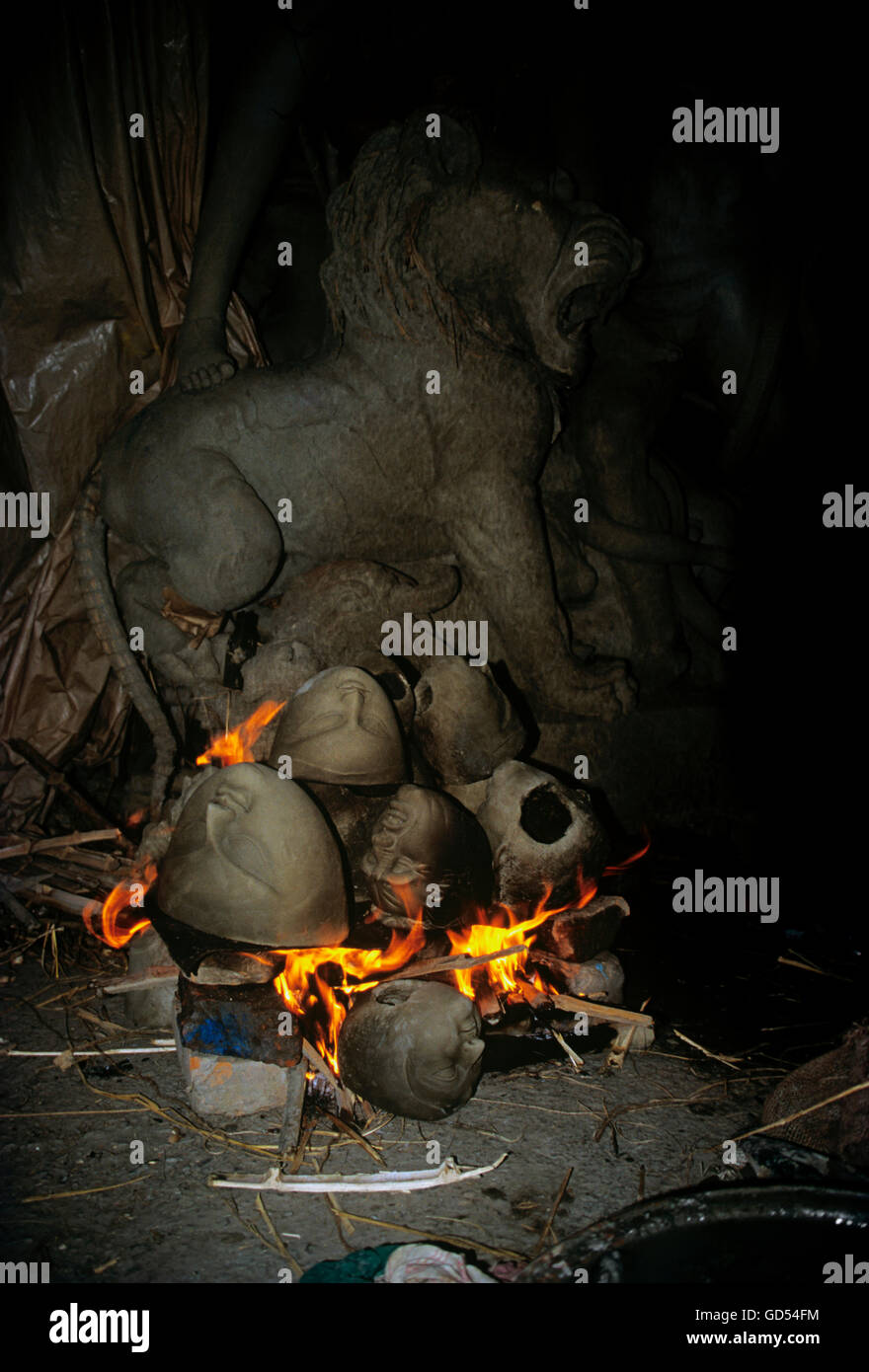 Köpfe der Idole gehalten in Brand Stockfoto