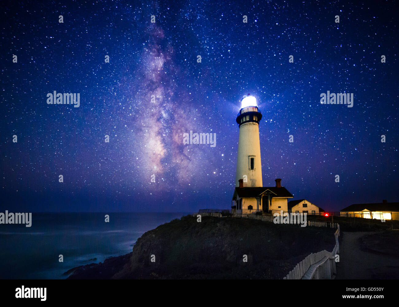 Sternennacht und Milky Way am Pigeon Point Lighthouse, Pescadero, Kalifornien, USA Stockfoto