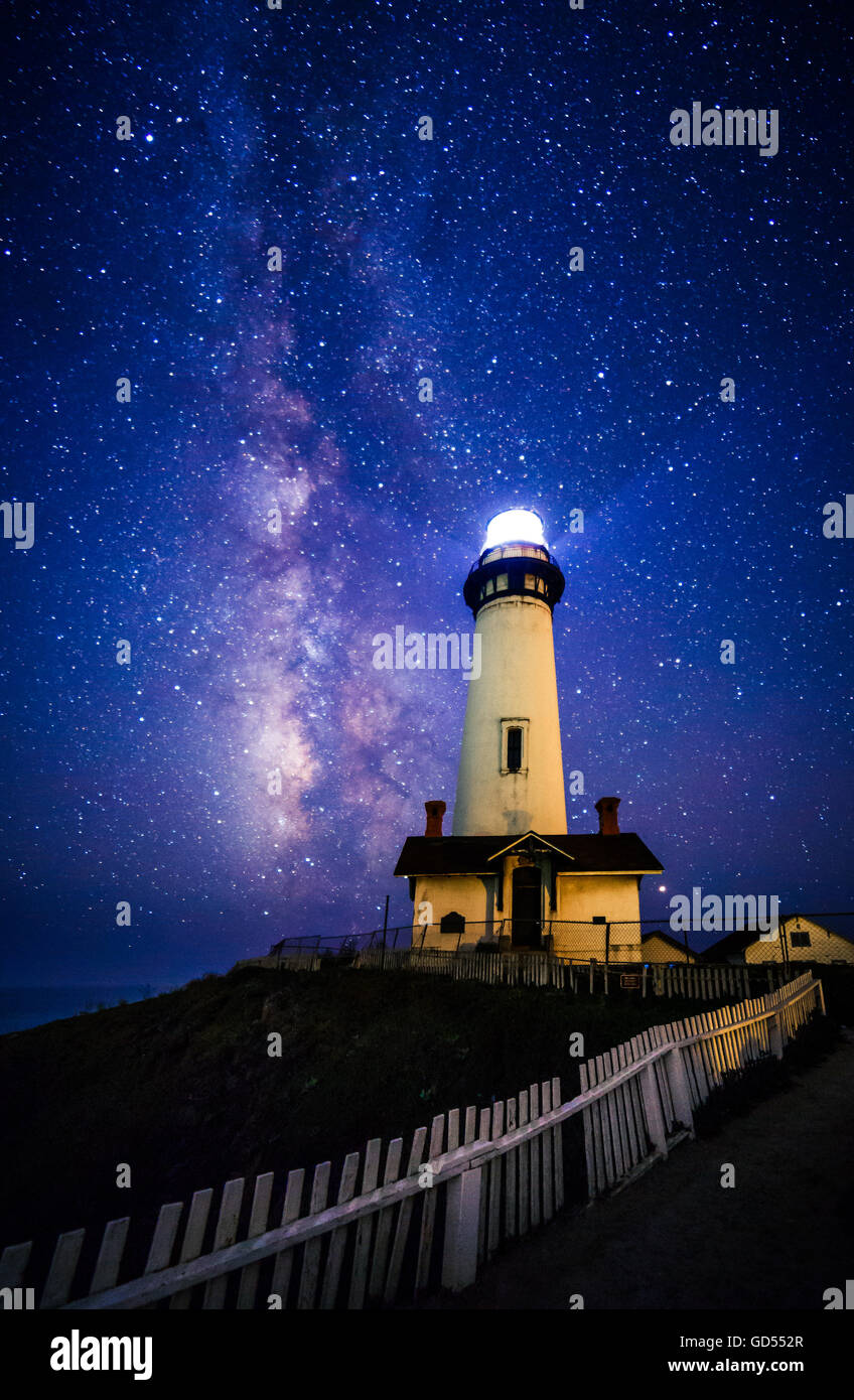 Sternennacht und Milky Way am Pigeon Point Lighthouse, Pescadero, Kalifornien, USA Stockfoto
