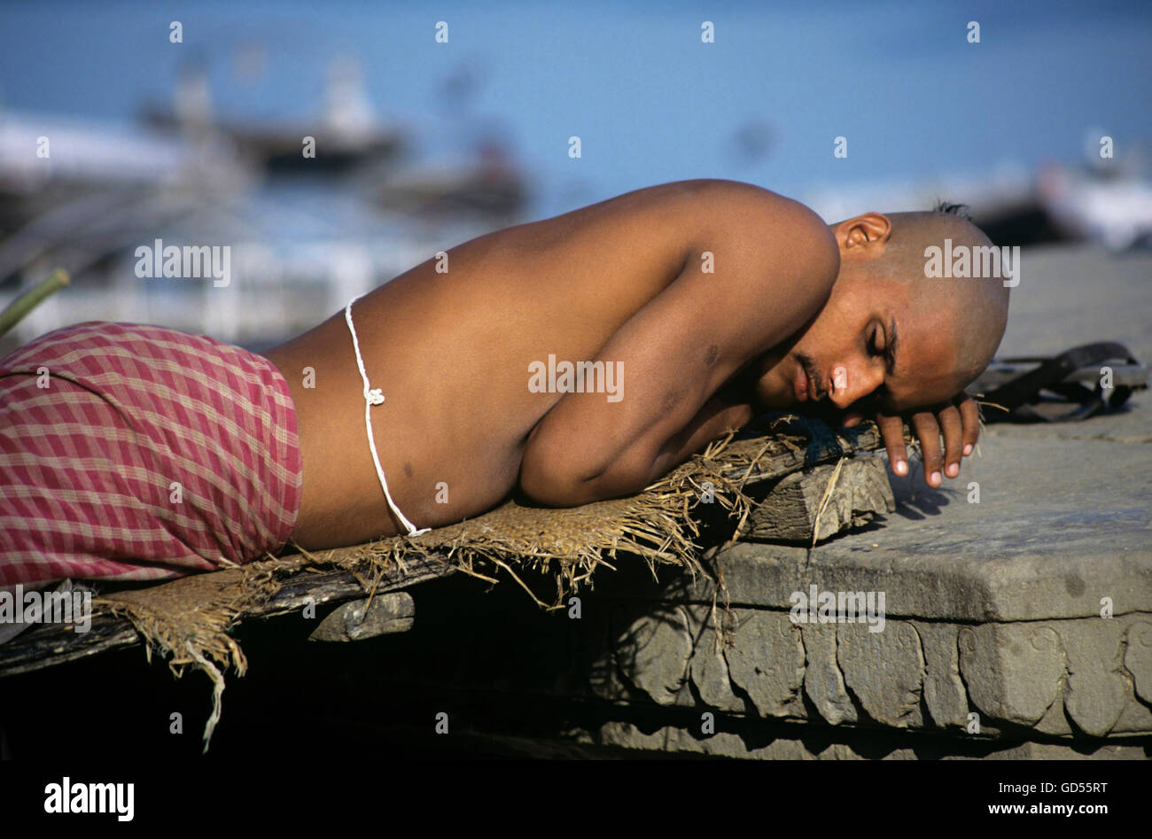 Männliche Pilger schlafen in der Sonne Stockfoto
