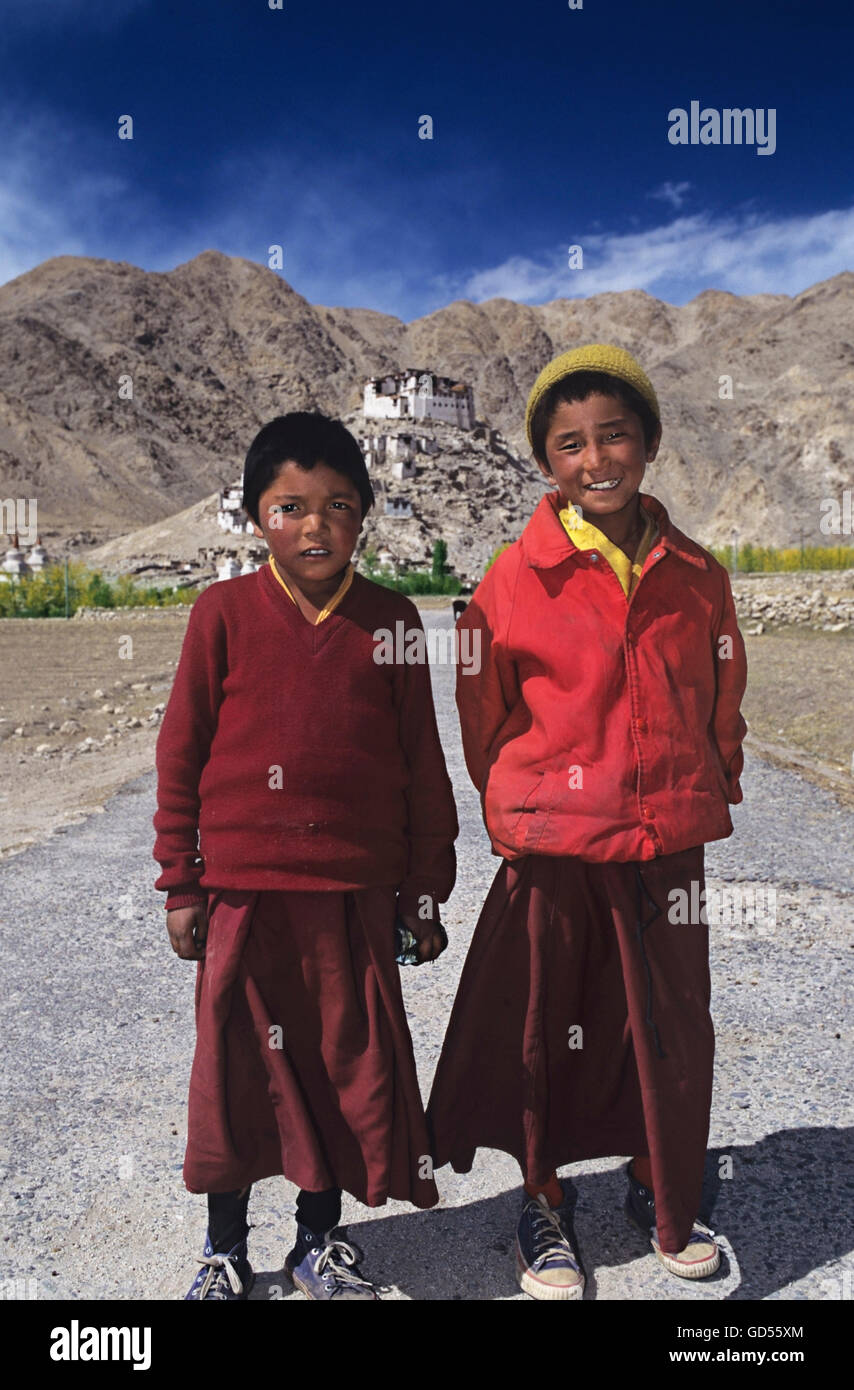 Junge Mönche in Winter Kleidung Stockfoto