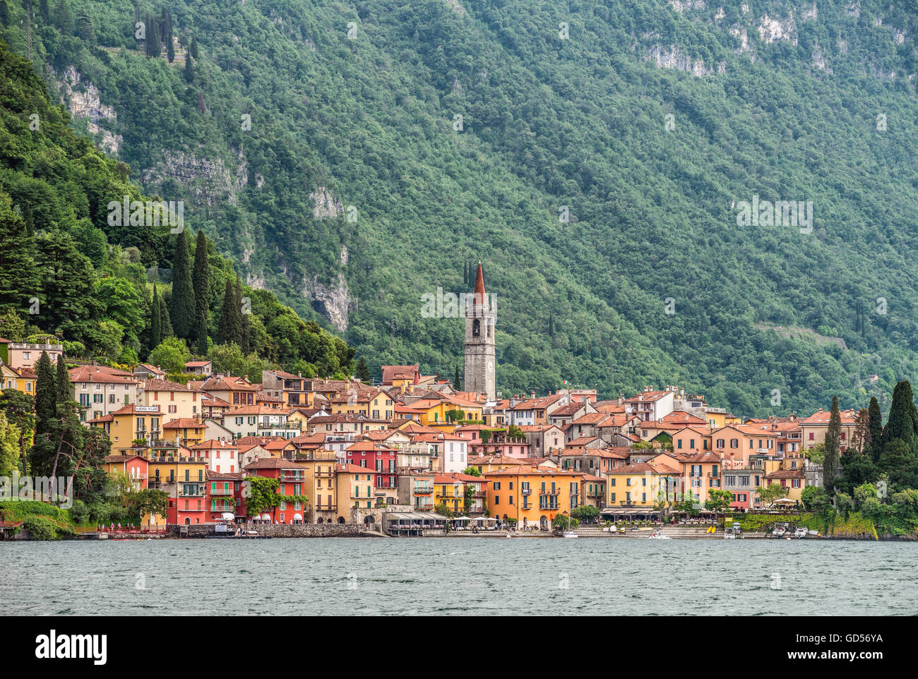 Blick auf Varenna am Comer See vom See aus, Lombardei, Italien Stockfoto