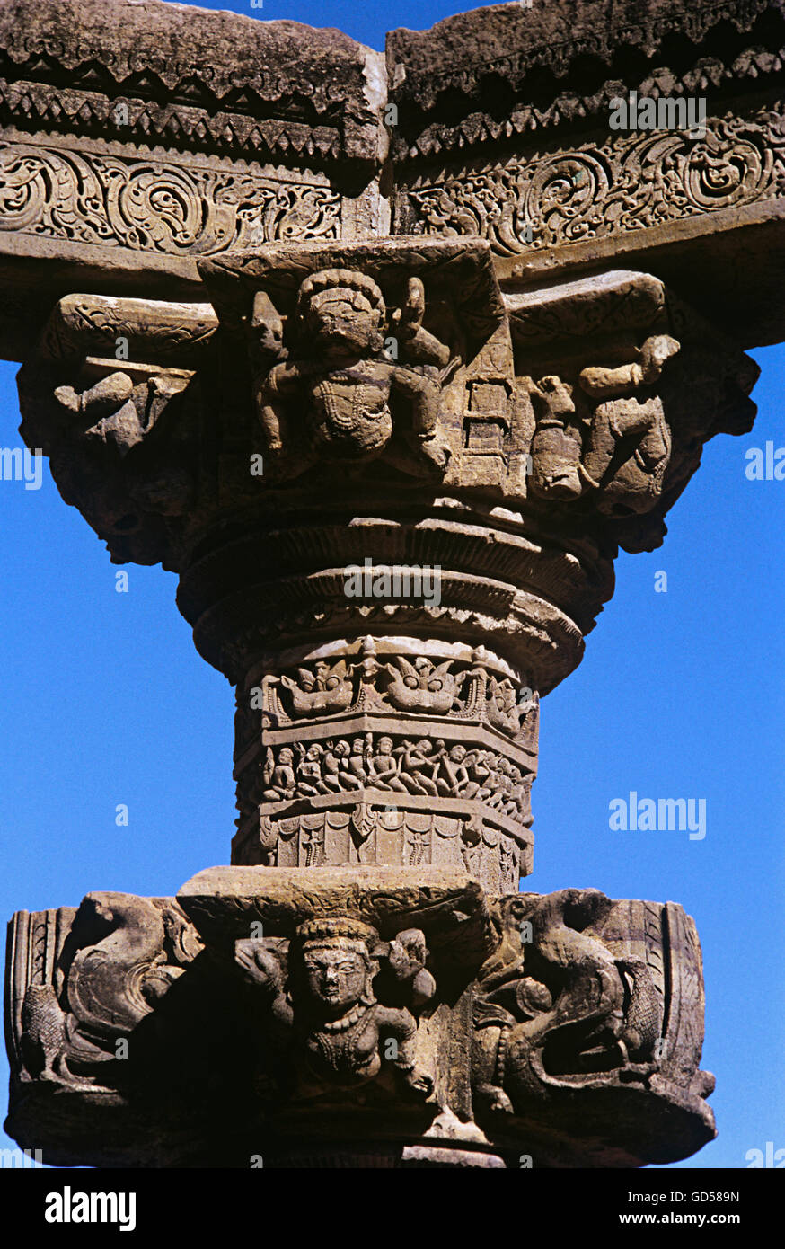 Reich verzierte Säulen am Someshwar Tempel Stockfoto