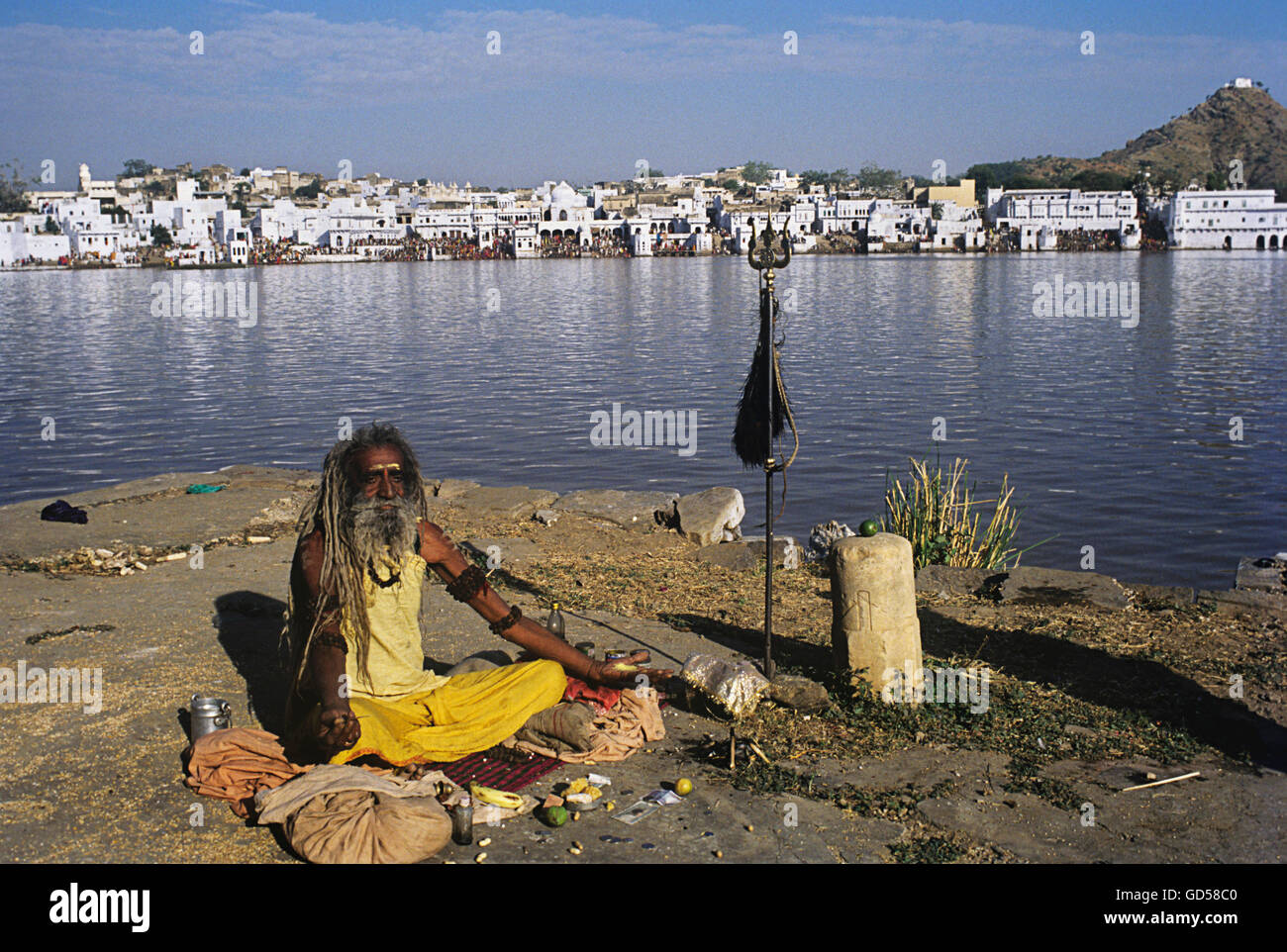 Sadhu in der Nähe von Pushkar-See Stockfoto