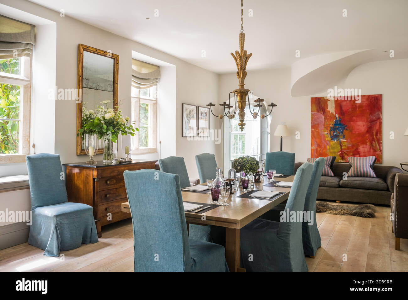 Leinen in offene Küche Esszimmer Stühle mit Conran Jagd Sofa gepolstert in Stoff von Ian Mankin bedeckt Stockfoto