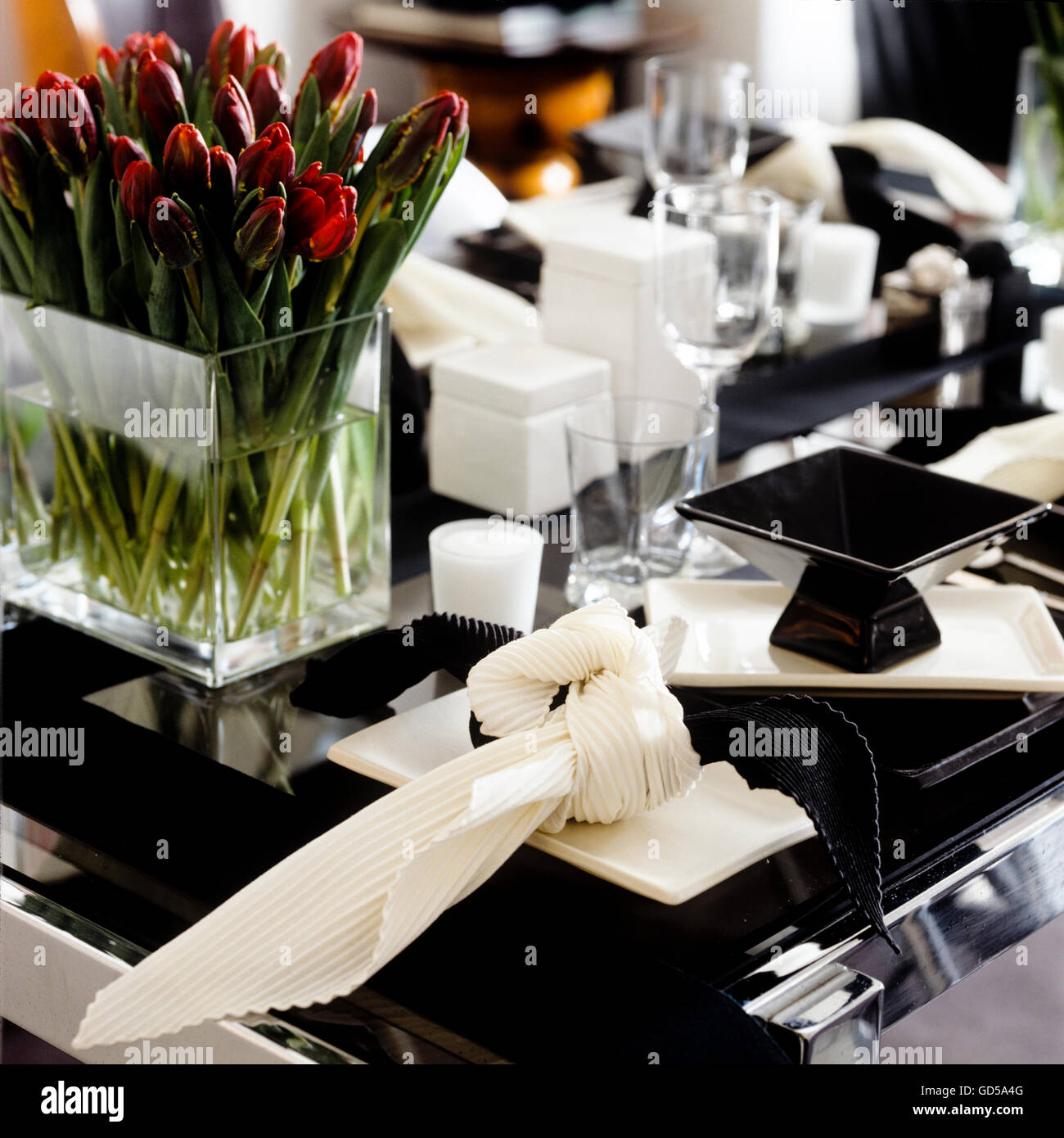 Moderne Küche in schwarz / weiß Stockfoto
