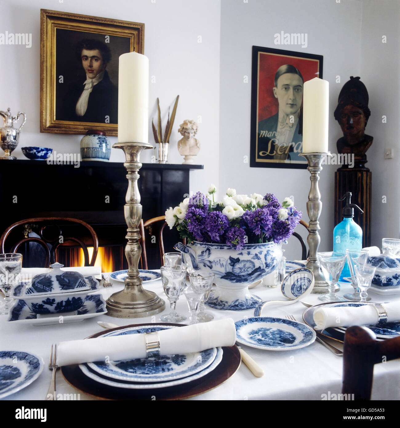 Blue Willow China am gedeckten Tisch Stockfoto