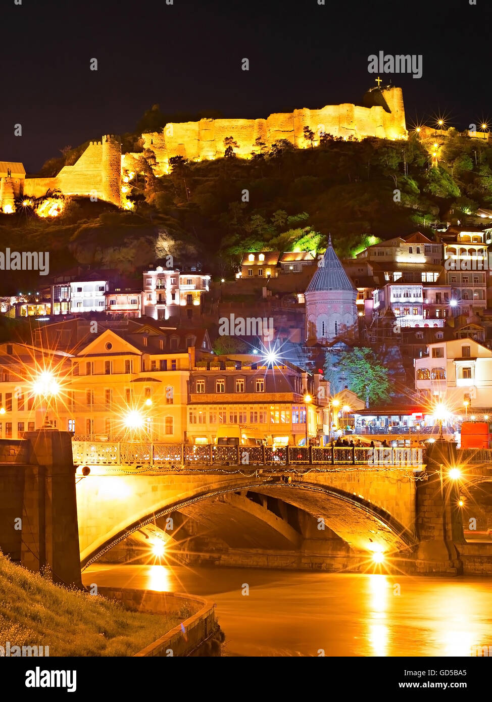 Tiflis (Tbilissi) Altstadt mit berühmten Nariqala Burg auf einem Hügel. Georgien Stockfoto