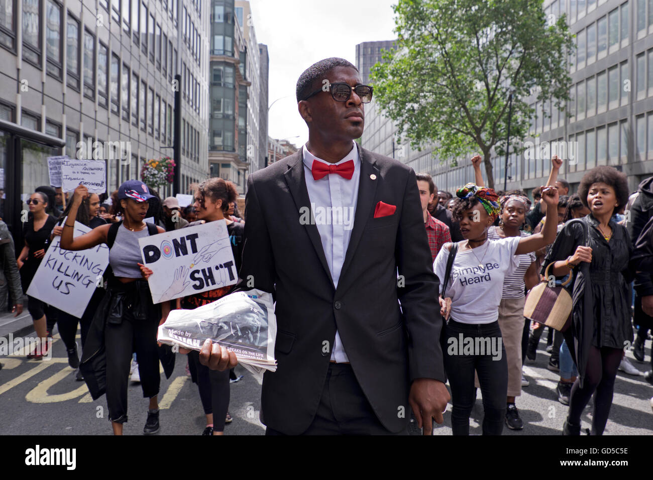 "Schwarze Leben Matter" mehr als tausend Menschen marschierten durch London singen "Hands up nicht schießen".  Die schwarze Gemeinschaft war empört über US-Polizeibrutalität nach Tötung von zwei schwarze Männer - einer in Minnesota und in Louisiana. Stockfoto