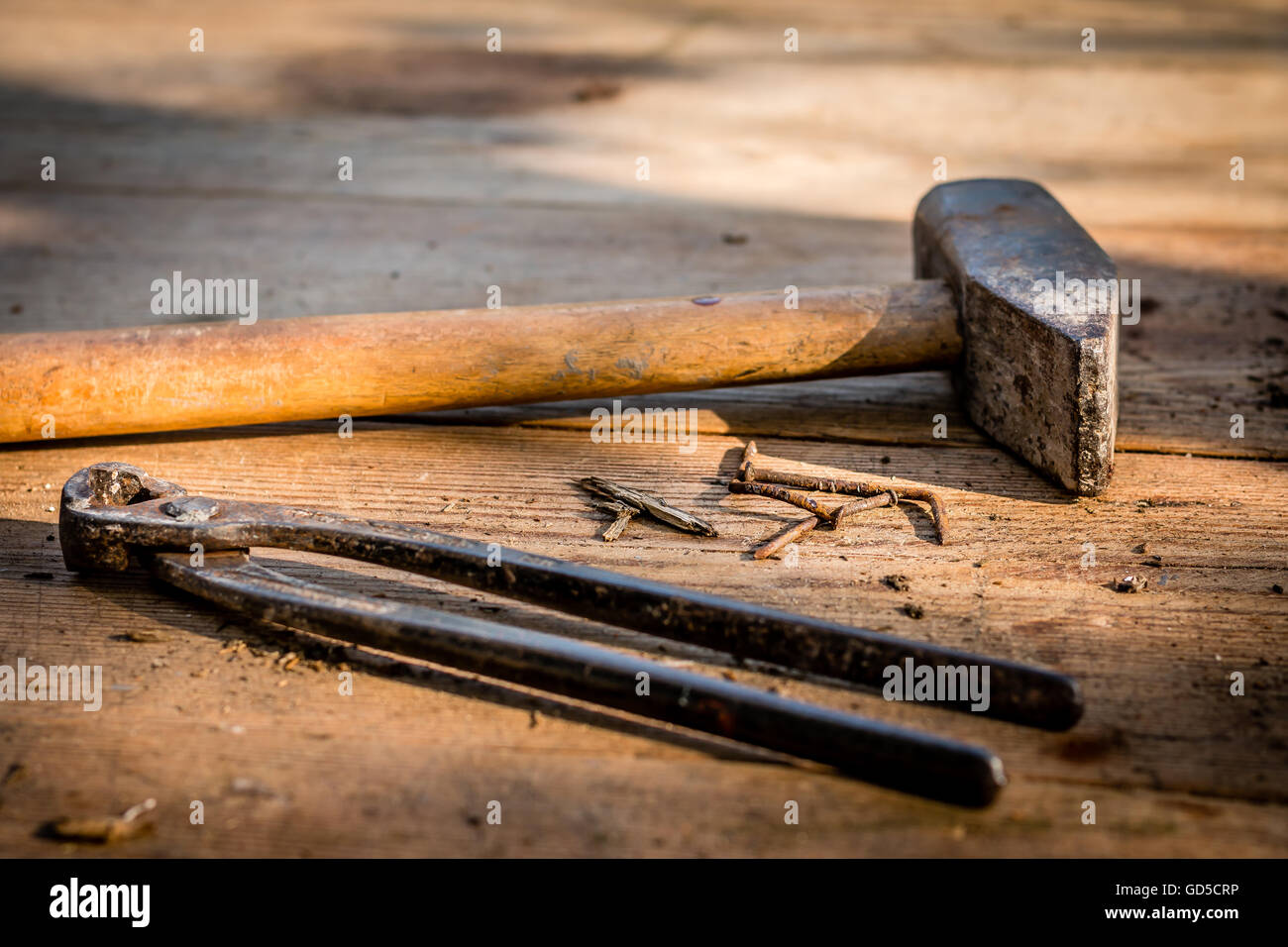 Tischlerwerkzeuge - Hammer, Nägel und Zange Stockfoto