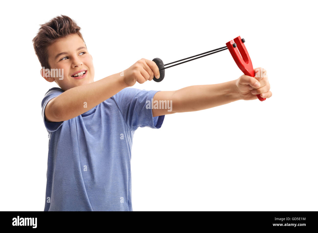 Fröhliches kleines Kind schießen mit einer Steinschleuder isoliert auf weißem Hintergrund Stockfoto