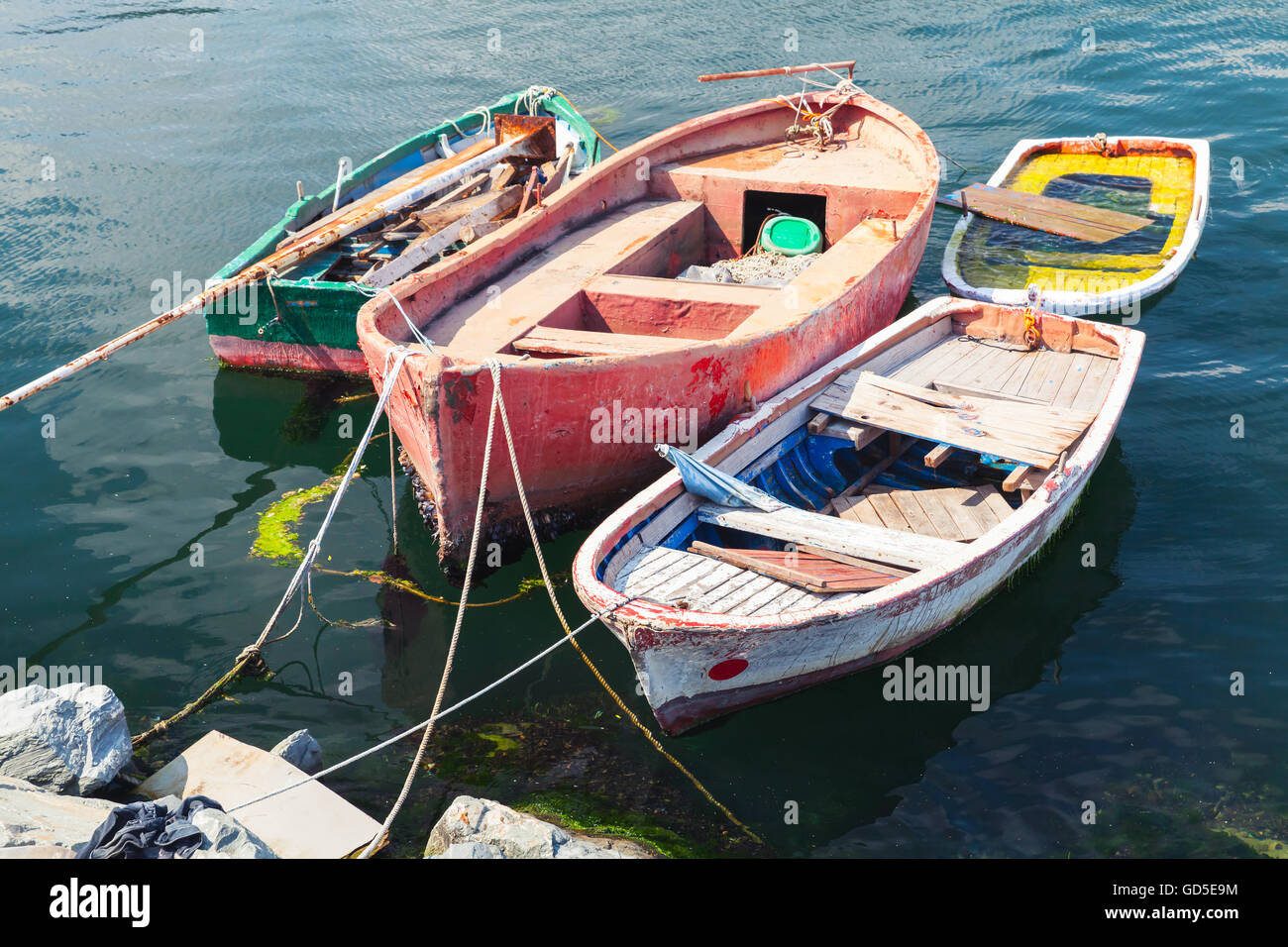 Alte hölzerne Fischerboote vertäut im kleinen Hafen von Avcilar, Istanbul, Türkei Stockfoto
