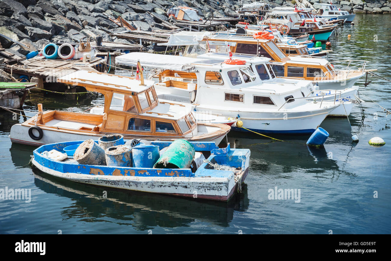 Hölzerne Fischerboote vertäut im kleinen Hafen von Avcilar, Stadtteil von Istanbul, Türkei Stockfoto