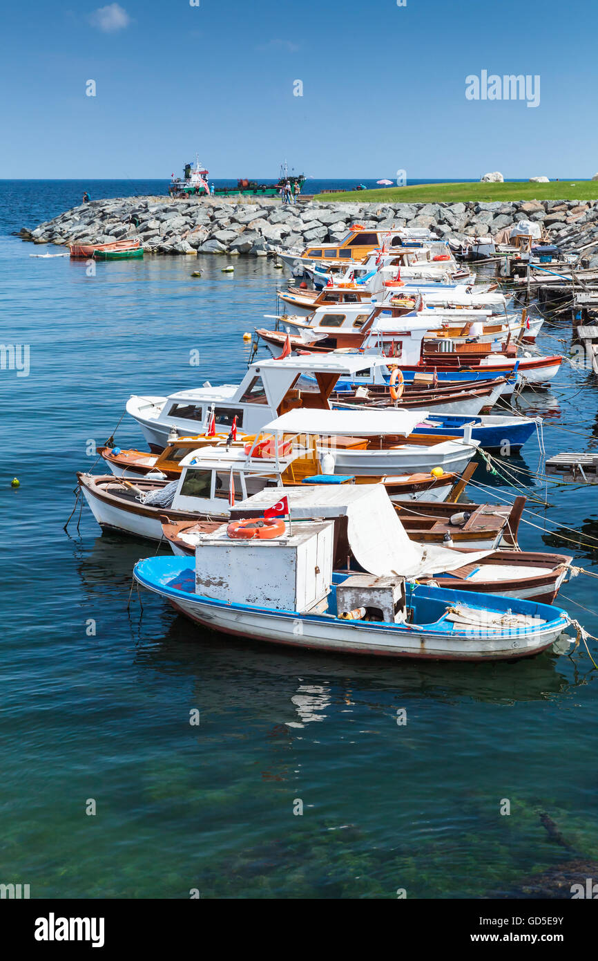 Vertikale Foto von bunte hölzerne Fischerboote vertäut im kleinen Hafen von Avcilar, Stadtteil von Istanbul, Türkei Stockfoto