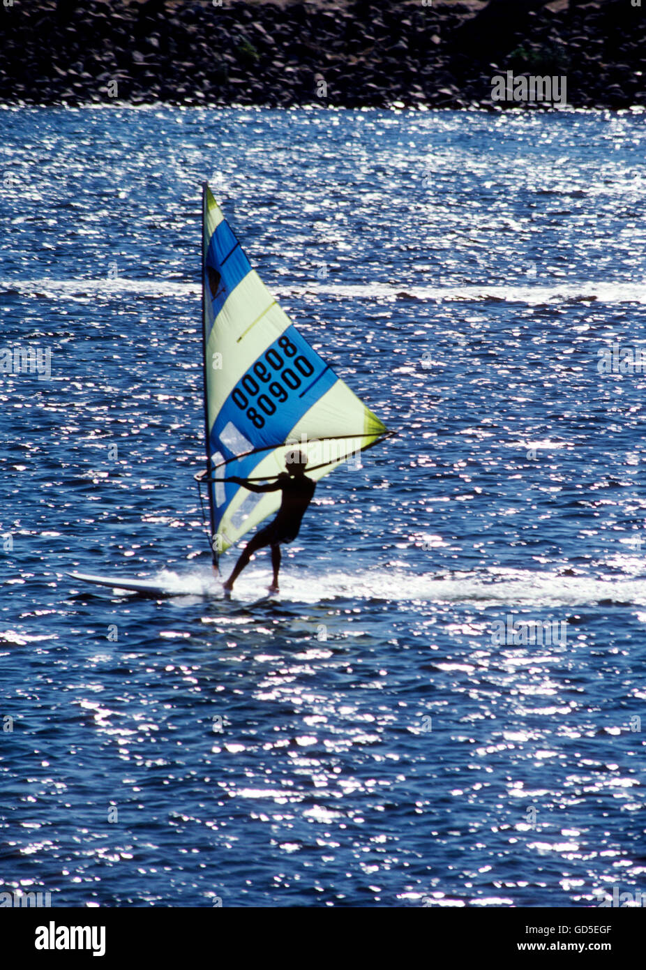 Mann auf einem See Windsurfen; Southern California; USA Stockfoto