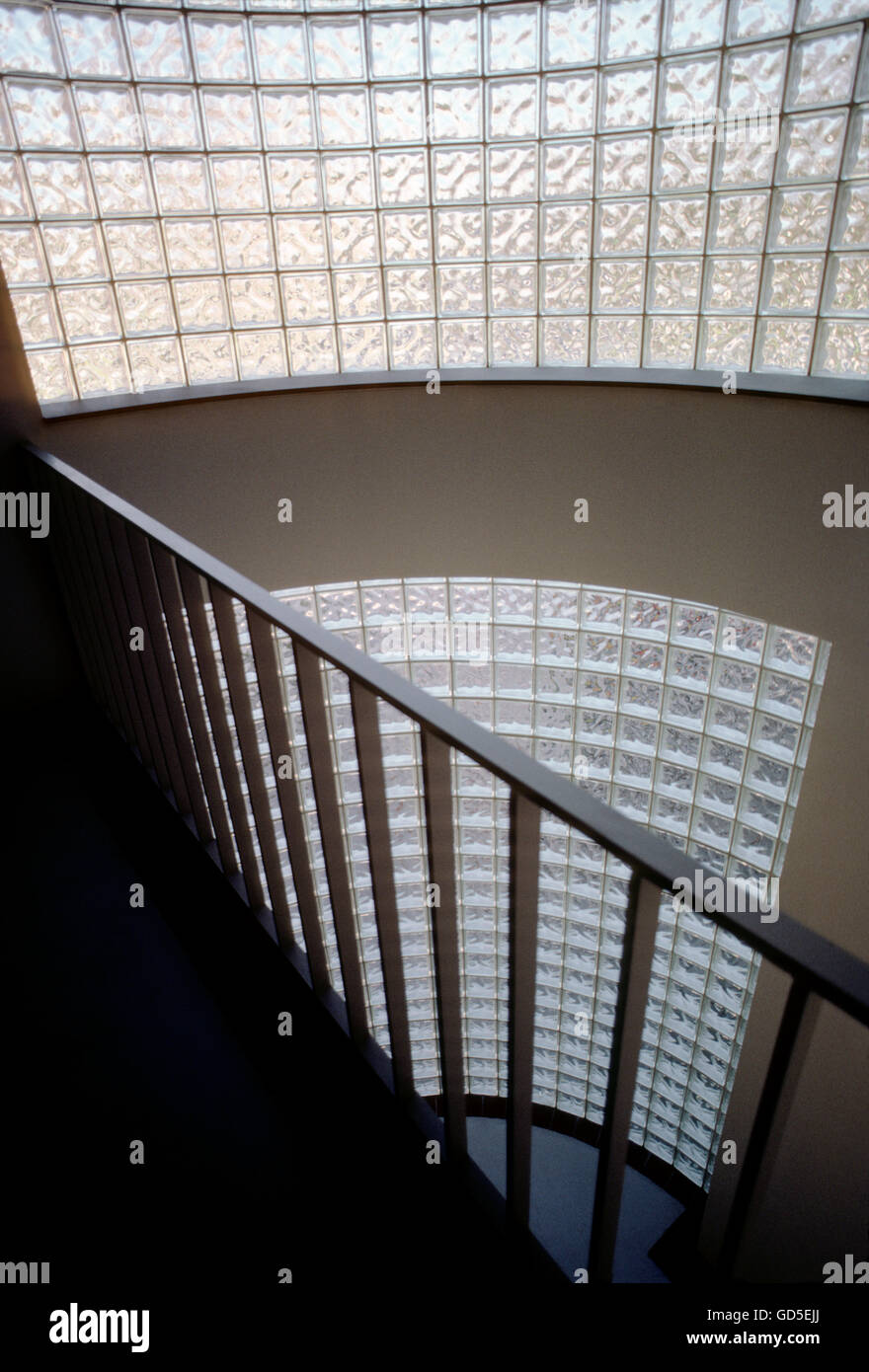Sonne, durch Block Glas Wand in einem Treppenhaus, American College, Bryn Mawr, Pennsylvania, USA Stockfoto
