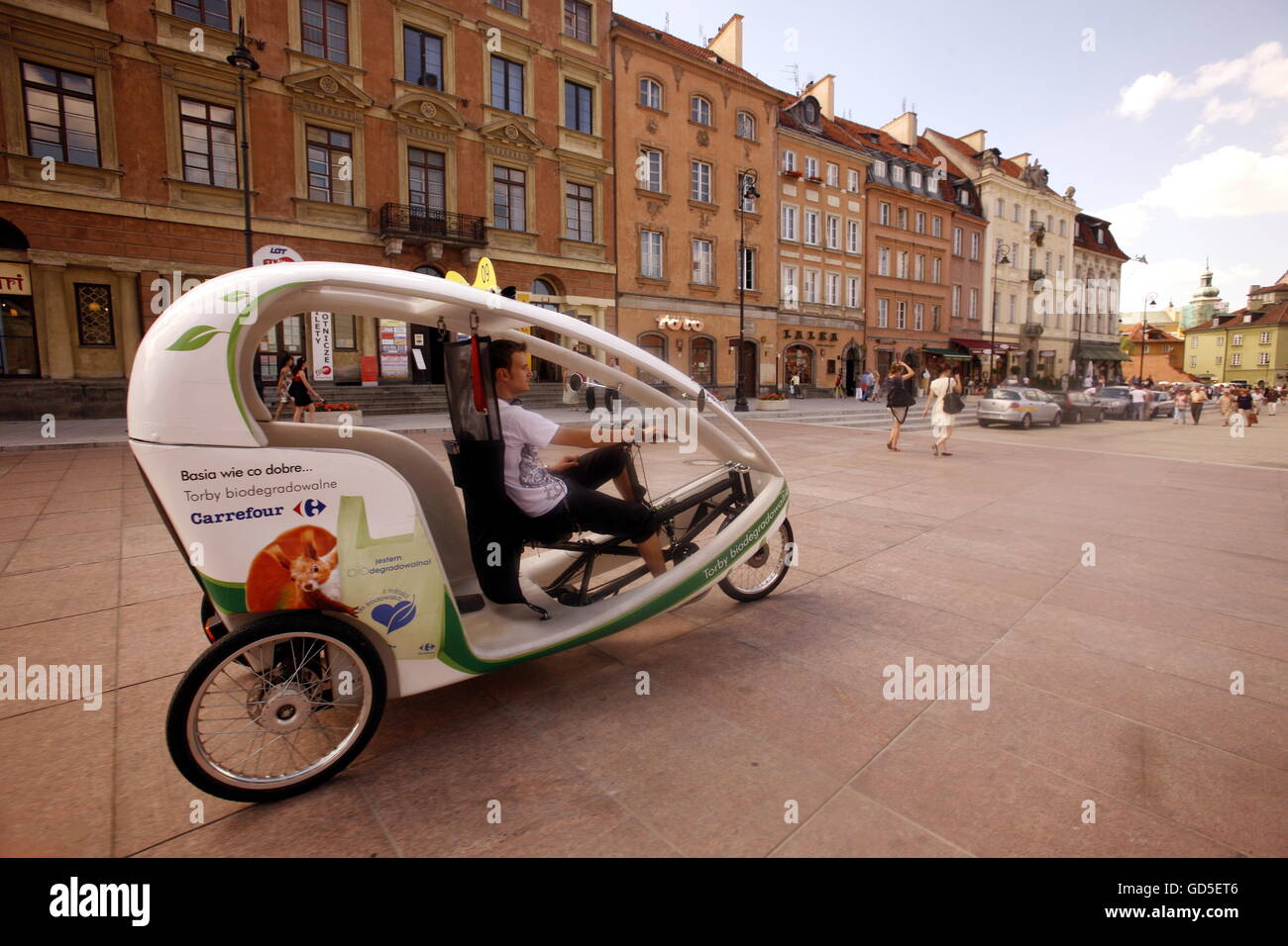 Ein Elektro-Taxi in Warschau in Polen, Ost-Europa. Stockfoto