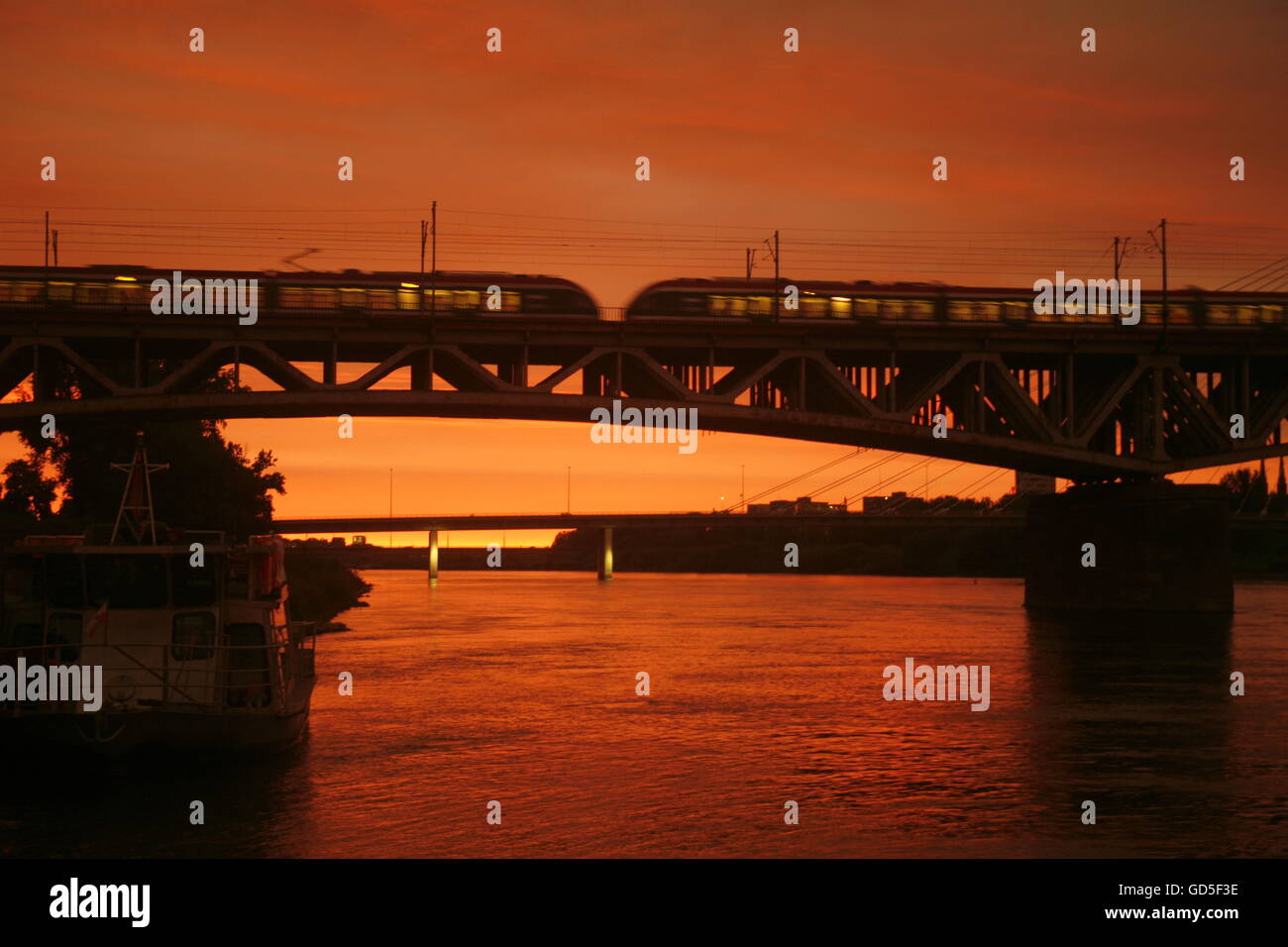 eine Stadt Zug auf einer Brücke am Fluss Wistla in Warschau in Polen, Ost-Europa. Stockfoto