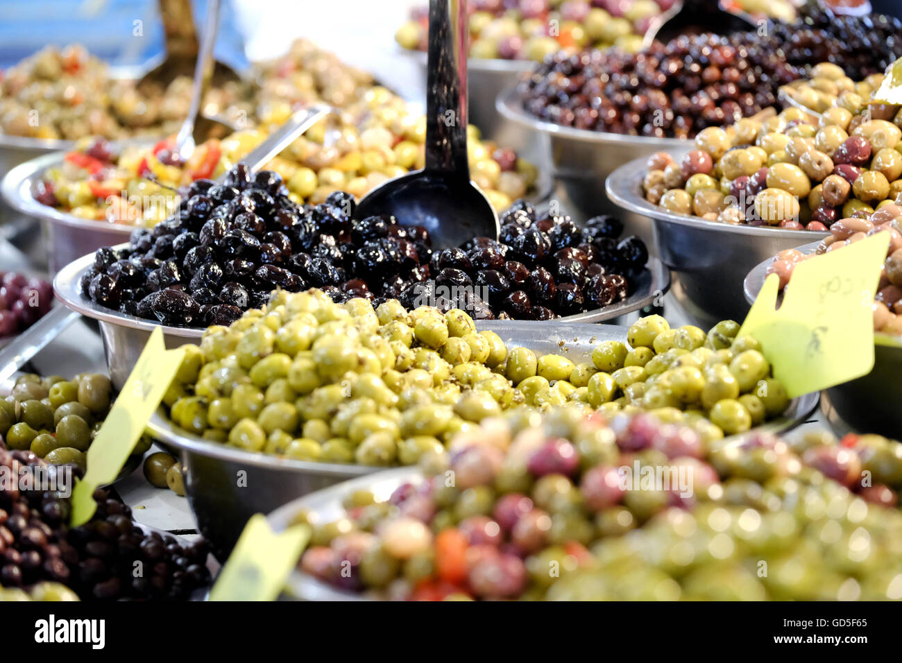 Frische schwarze und grüne Oliven in ein Open-Air-Marktstand zu verkaufen Stockfoto