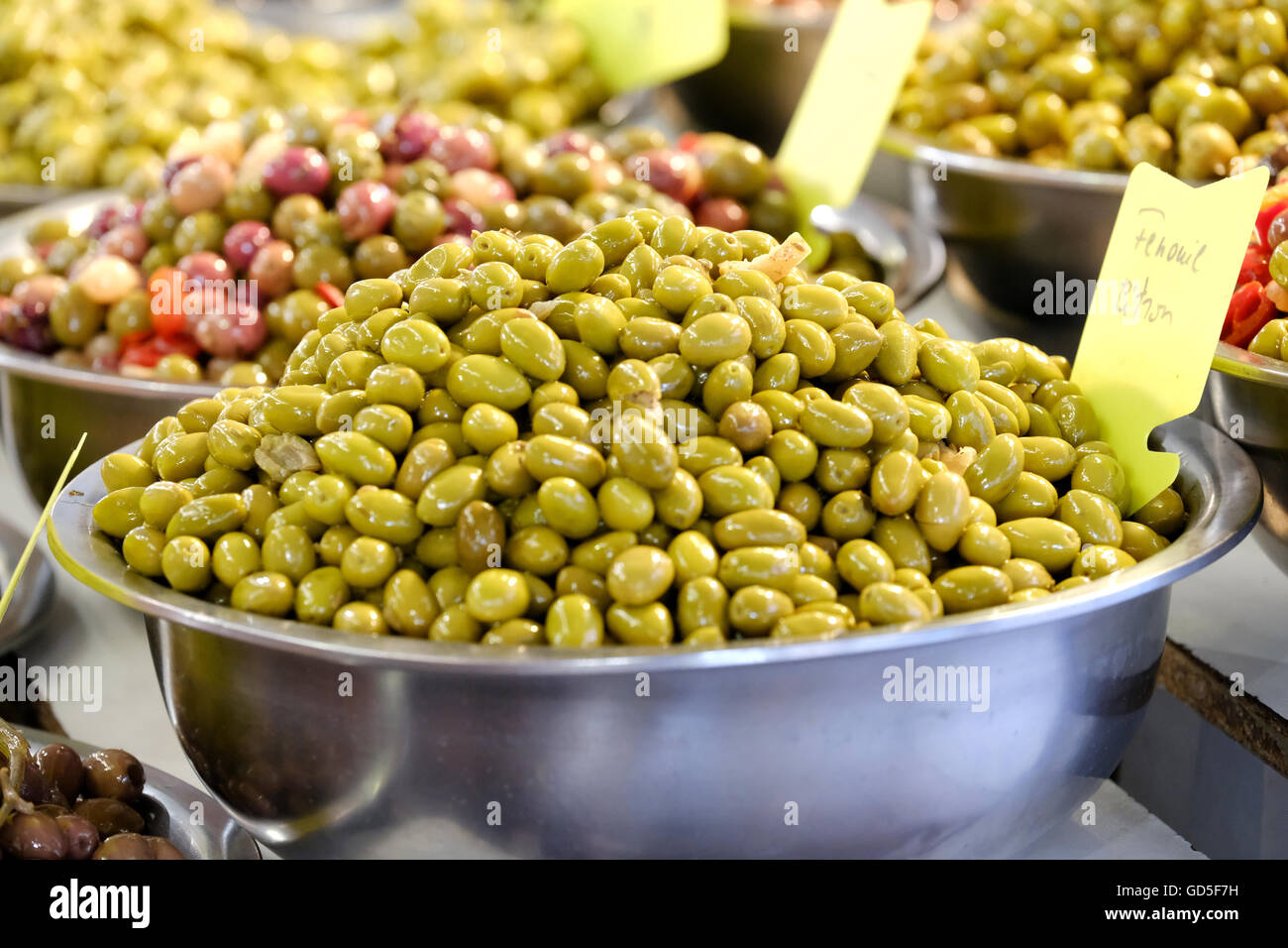 Frische grüne Oliven in ein Open-Air-Marktstand zu verkaufen Stockfoto