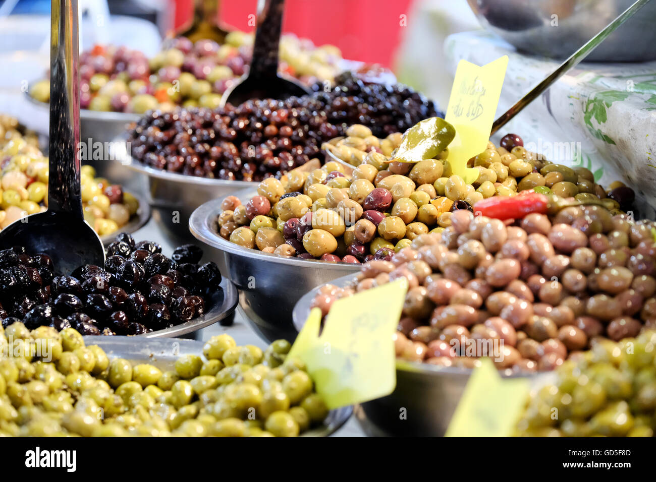 Frische schwarze und grüne Oliven in ein Open-Air-Marktstand zu verkaufen Stockfoto