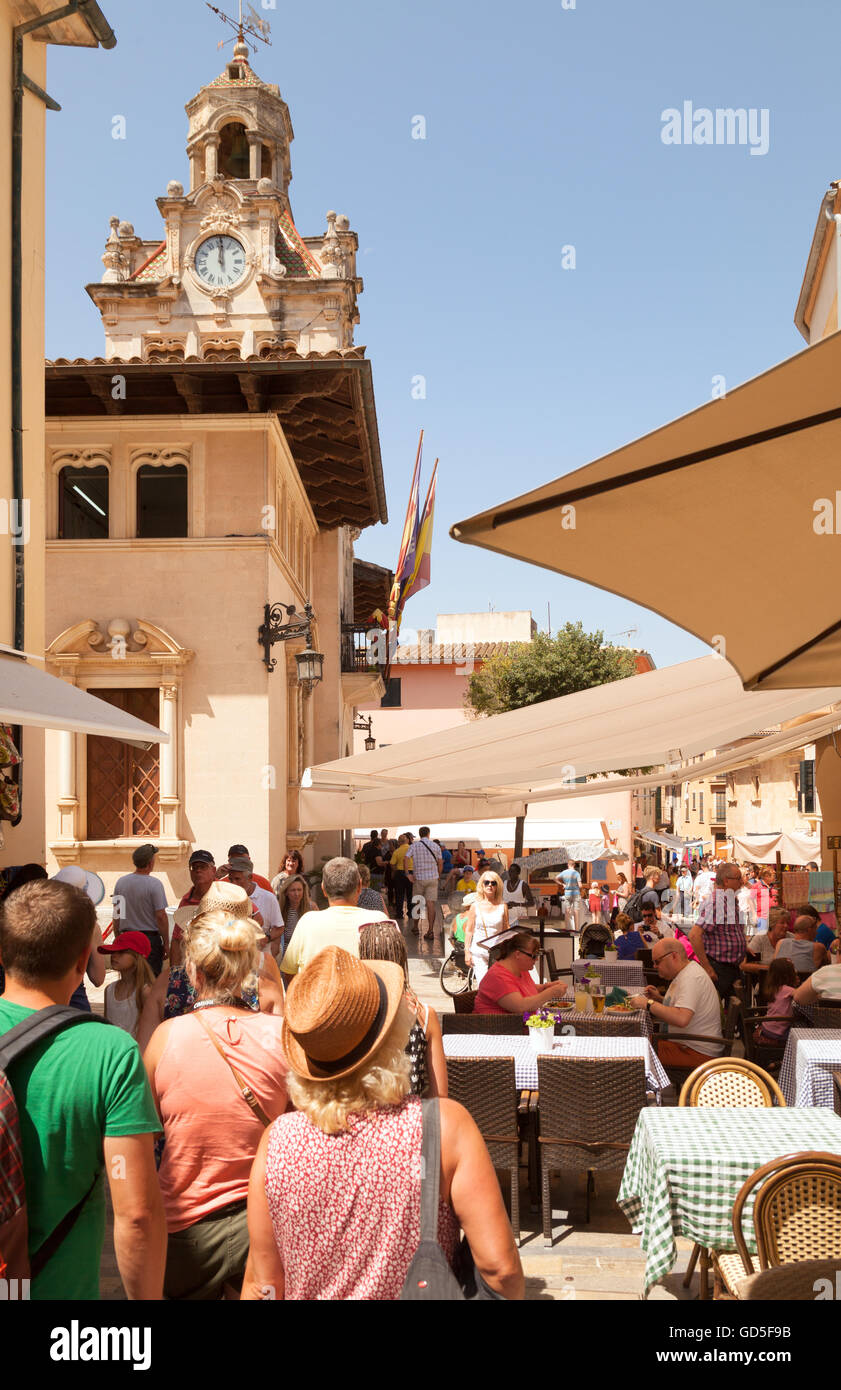 Touristen und Einheimische in Alcudia Altstadt, Norden Mallorca (Mallorca), Balearen, Spanien-Europa Stockfoto