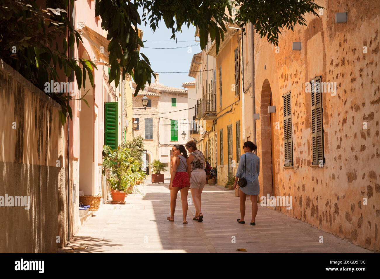 Touristen zu Fuß in den Straßen von Alcudia Altstadt, maurische Viertel, Alcudia, Mallorca (Mallorca), Balearische Inseln, Europa Stockfoto