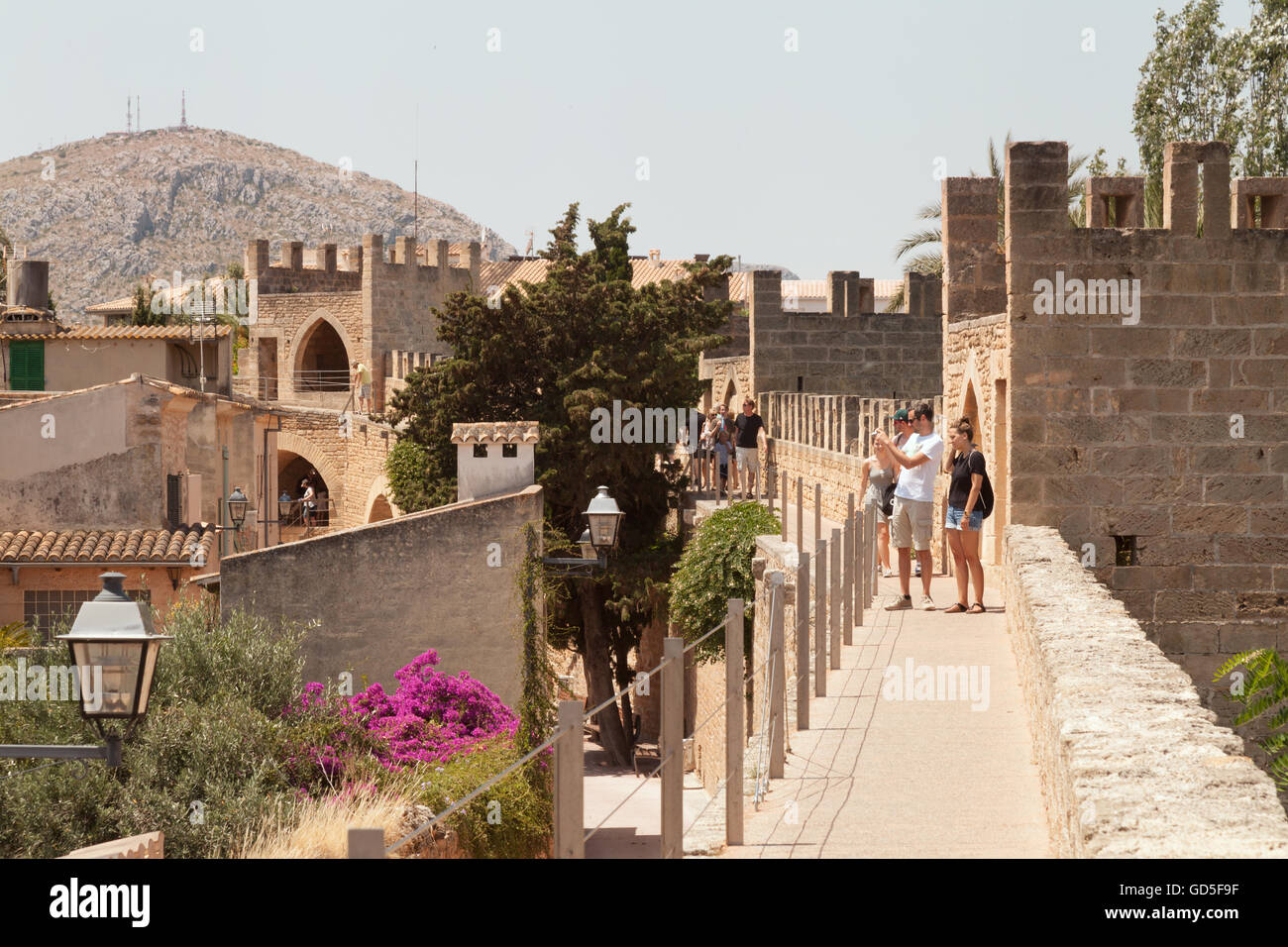 Menschen zu Fuß die alte Stadt Wände, Alcudia, Mallorca (Mallorca), Balearen, Spanien Europa Stockfoto