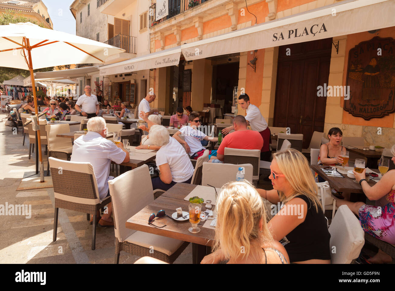 Kunden, die draußen sitzen in einem Restaurant, Alcudia, Mallorca (Mallorca), Balearen, Spanien-Europa Stockfoto