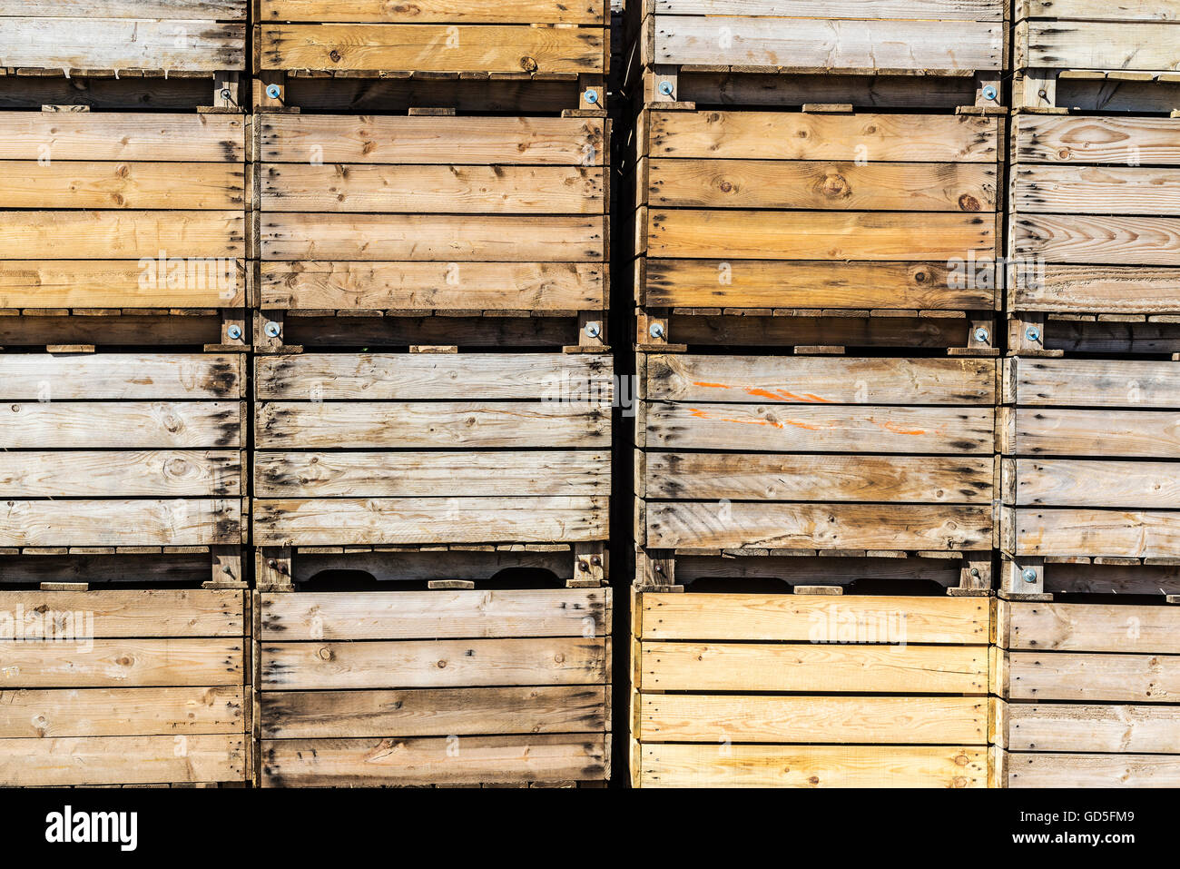 Haufen von alten Holzkisten für die Lagerung von Obst in Spanien Stockfoto