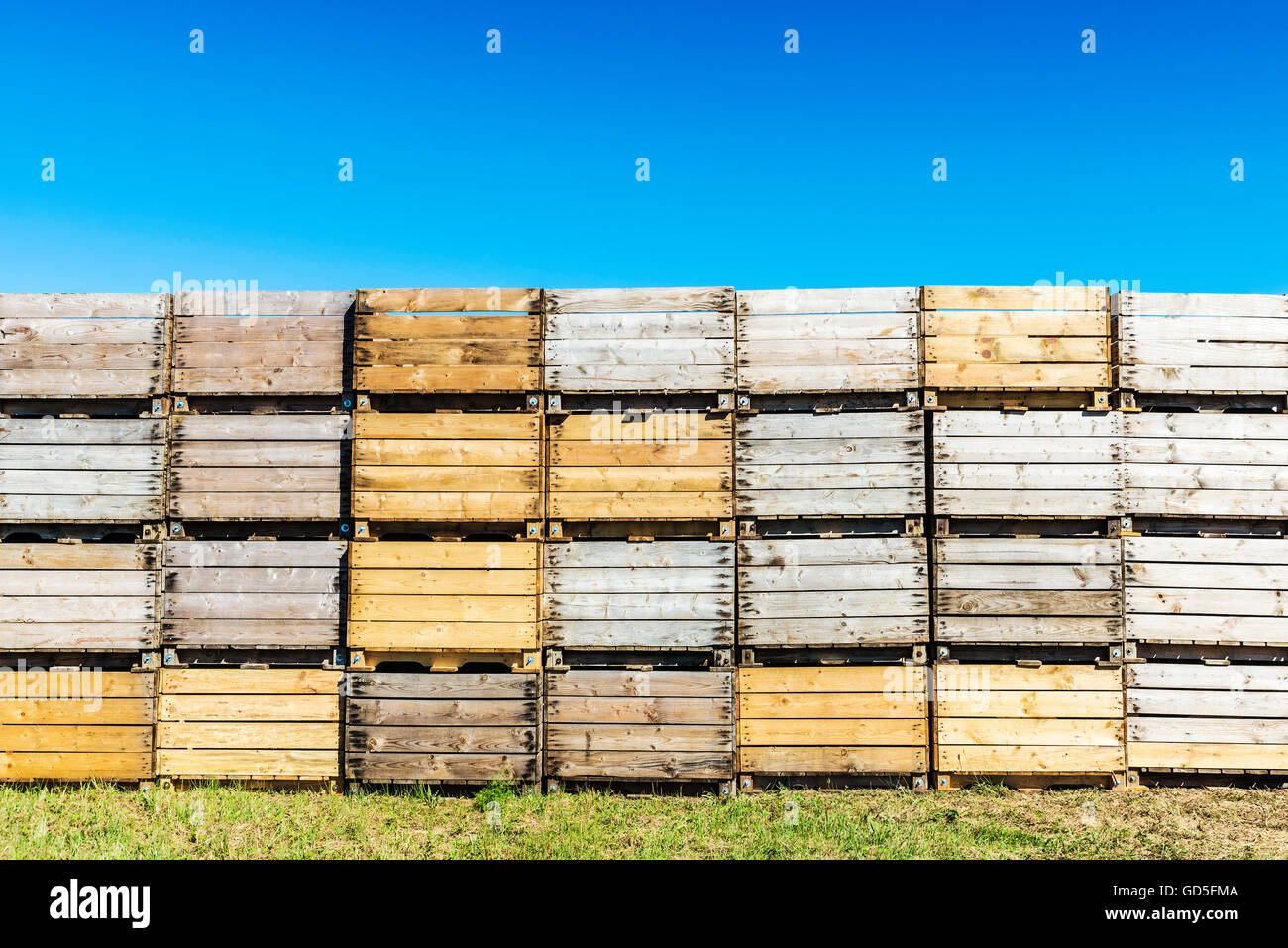 Haufen von alten Holzkisten zur Aufbewahrung von Obst in Spanien Stockfoto