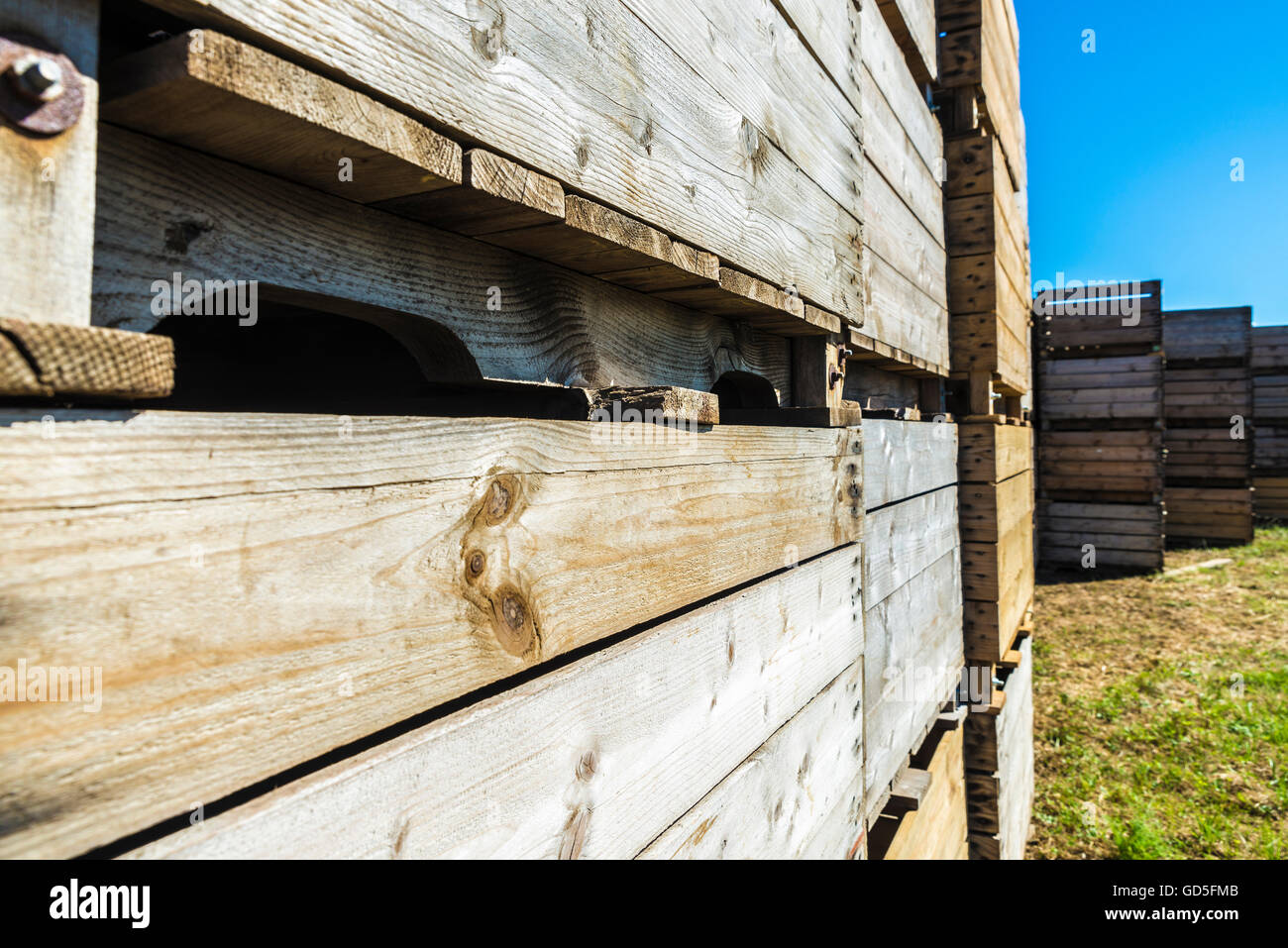 Haufen von alten Holzkisten für die Lagerung von Obst in Spanien Stockfoto
