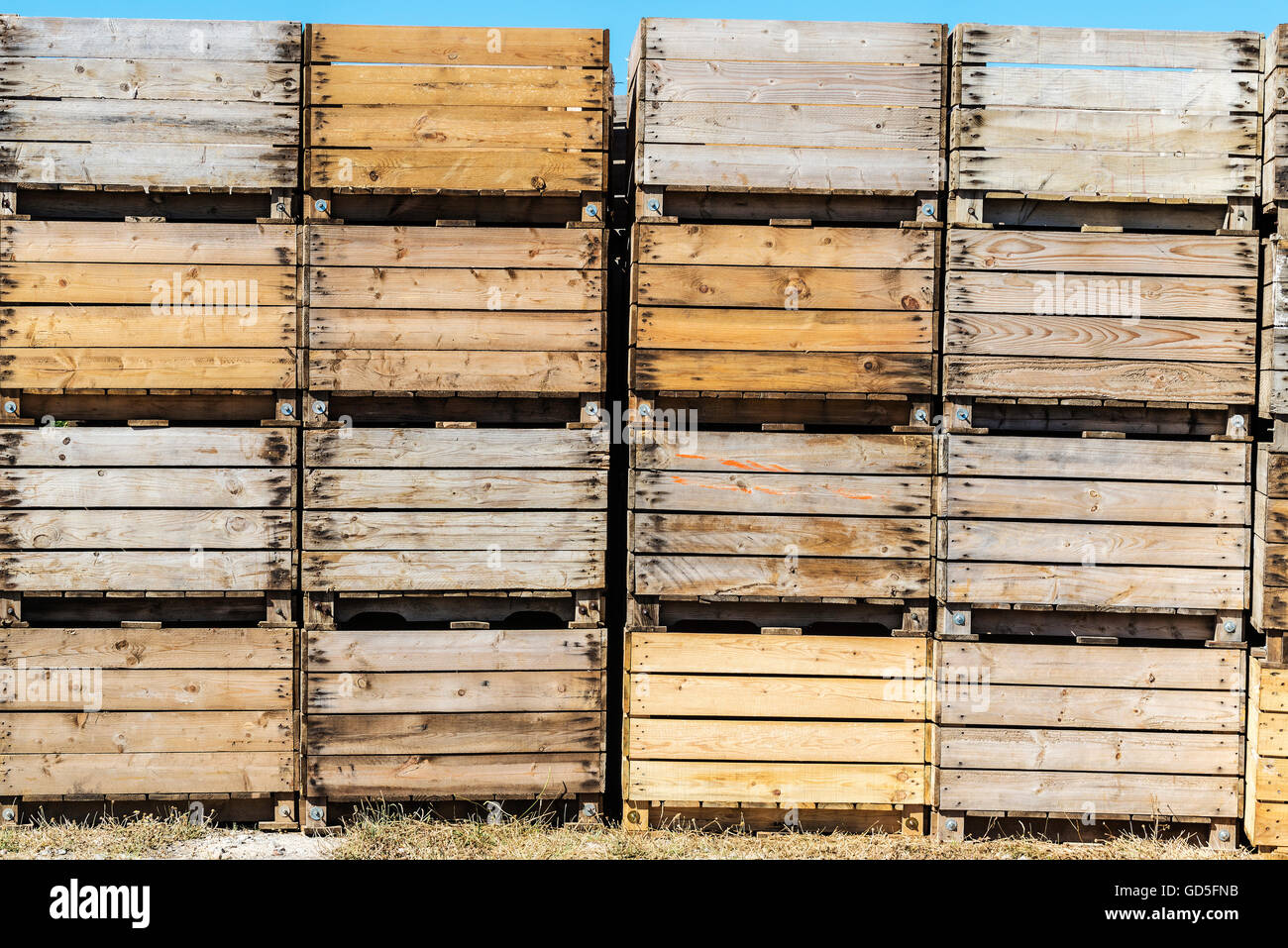 Haufen von alten Holzkisten für die Lagerung von Obst in Spanien Stockfoto