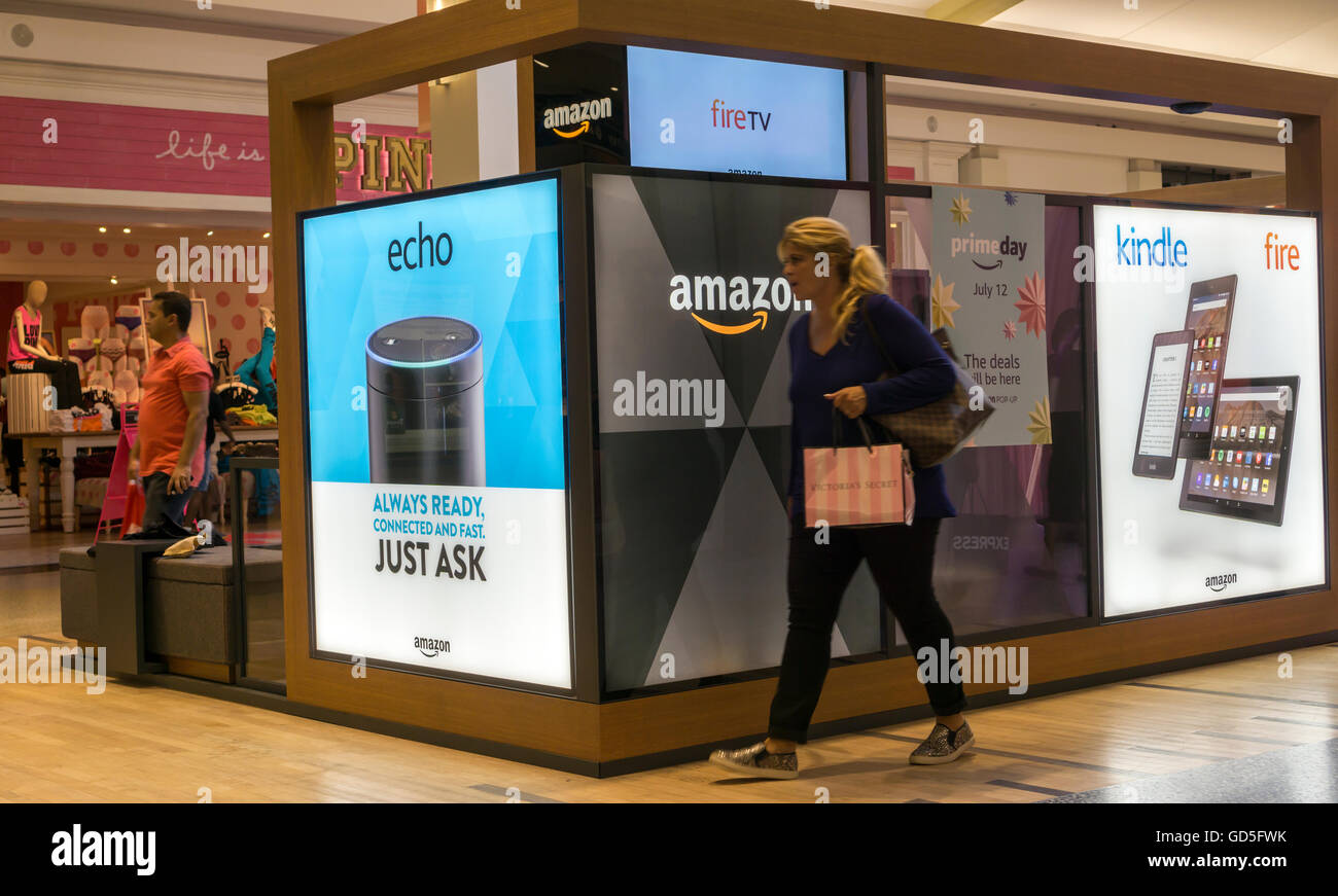 Ein Amazon-Pop-up-Kiosk in einem Einkaufszentrum in Valley Stream auf Long  Island auf Samstag, 9. Juli 2016. (© Richard B. Levine Stockfotografie -  Alamy