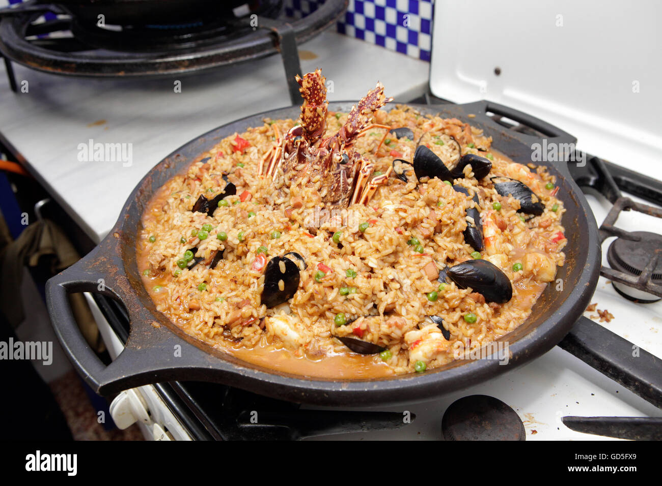 Paella mit Hummer und Muscheln. Stockfoto