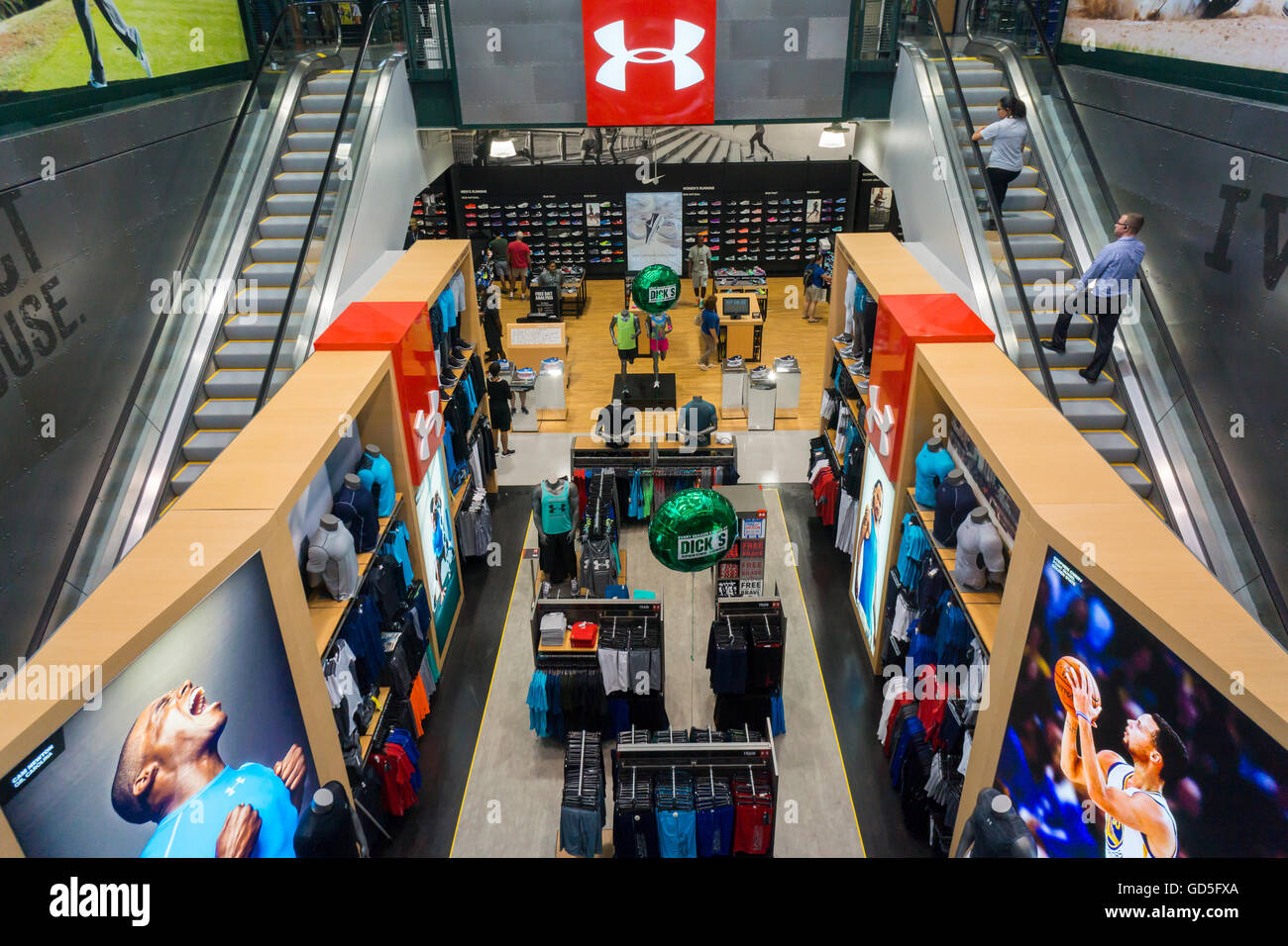 Die neue Dick Sporting Goods Store in Valley Stream, Long Island, New York hält seine Eröffnung Verkäufe auf Samstag, 9. Juli 2016. Dick es kaufte vor kurzem das geistige Eigentum des bankrotten Konkurrenten Sports Authority mit einem $ 15 Millionen-Gebot nicht den Gerichten endgültig genehmigt am 15. Juli.   (© Richard B. Levine) Stockfoto